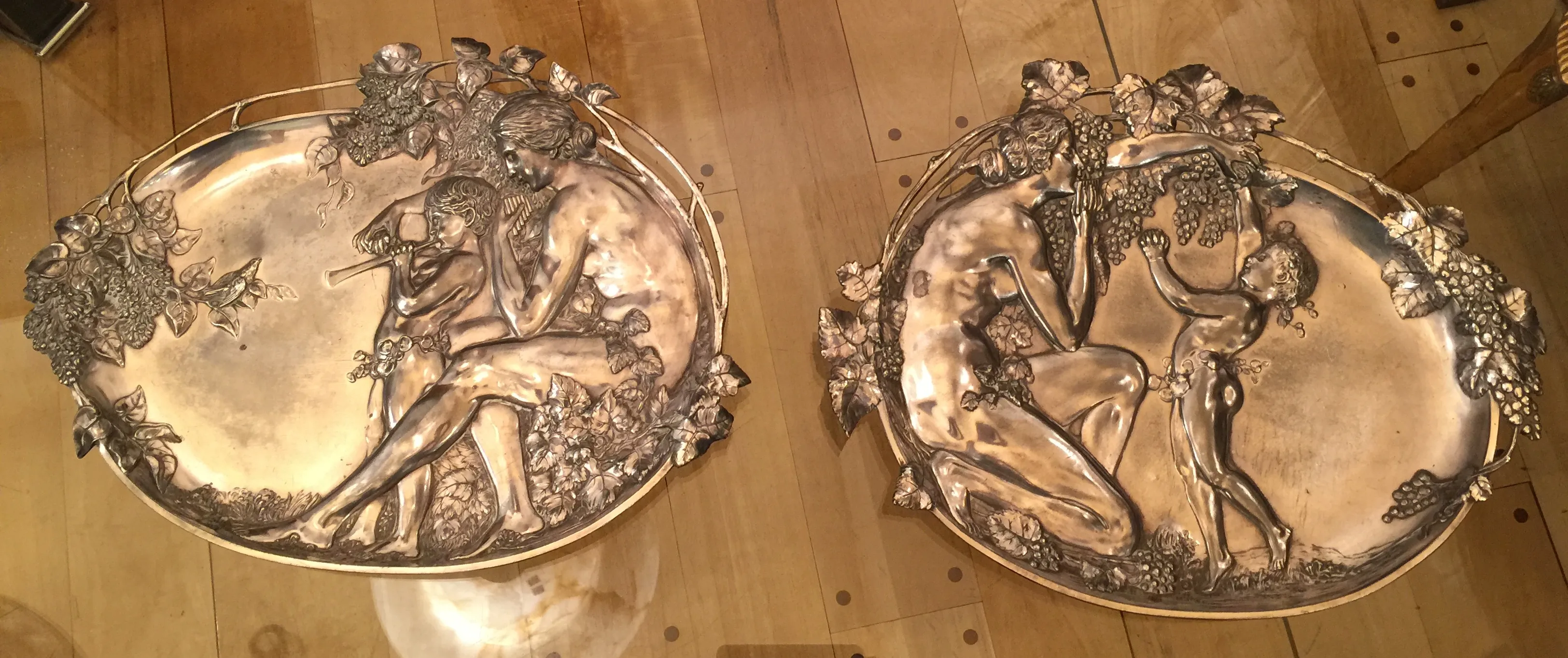 due targhe decorative con figure in rilievo e vigneti