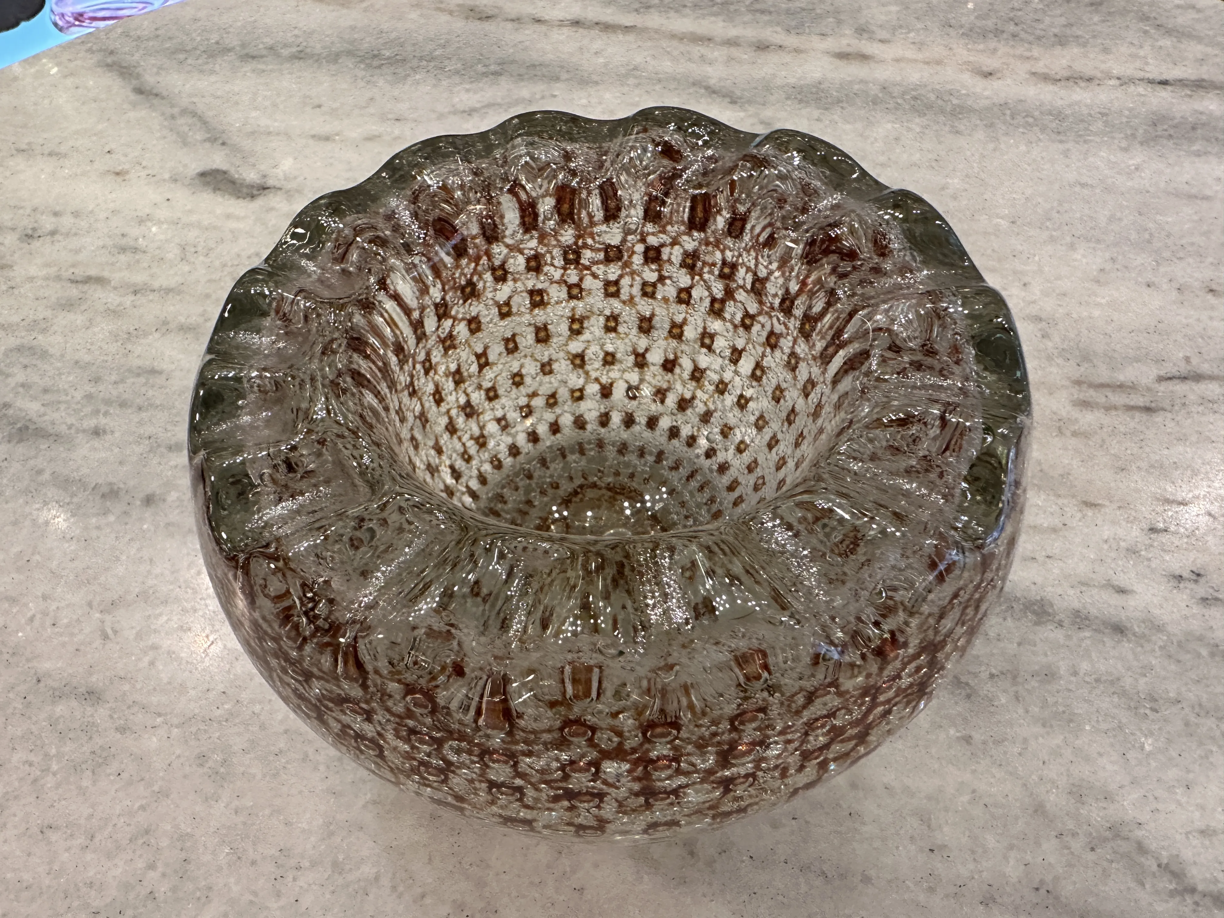 bol en cristal de murano avec détails en relief et couleur ambre