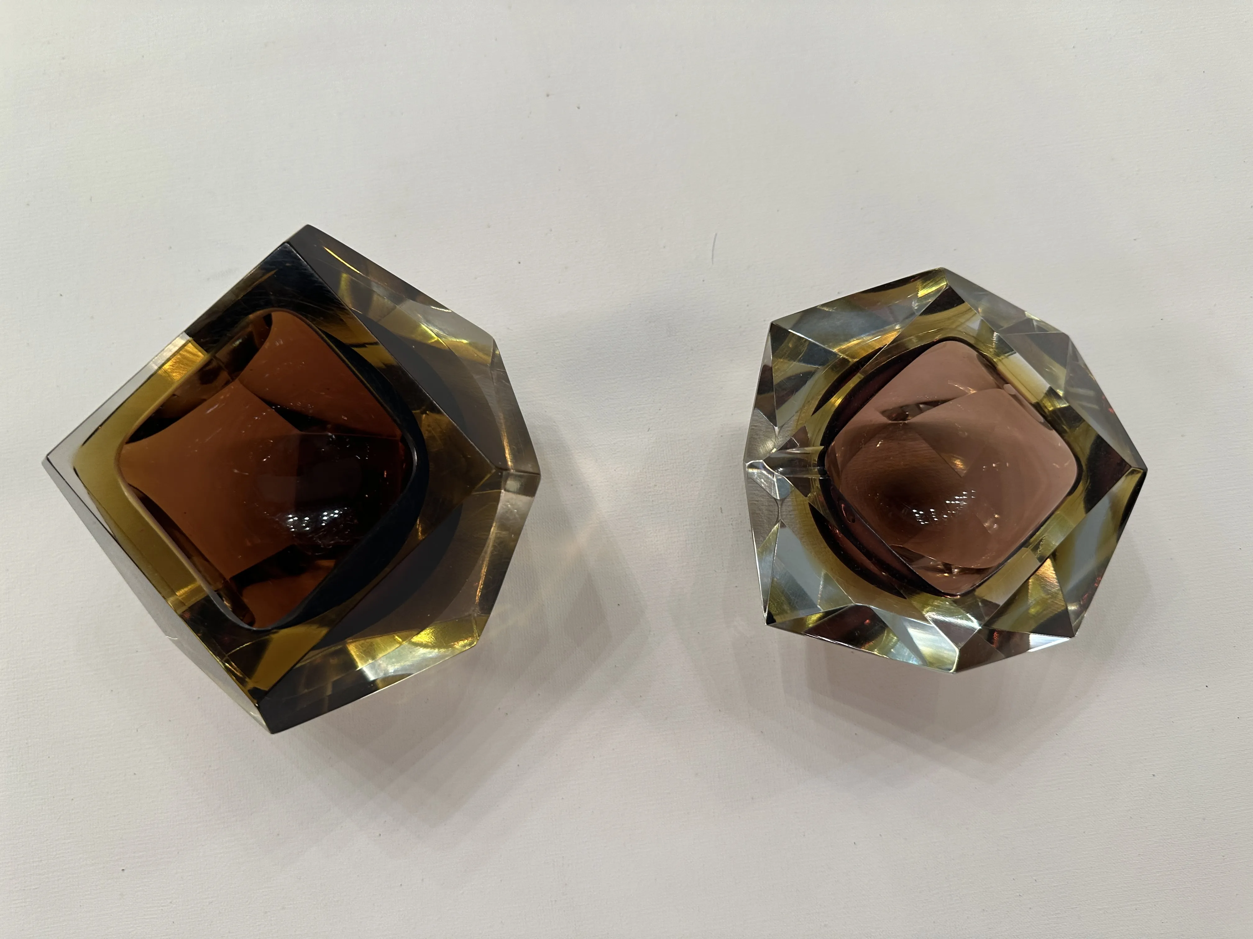 幾何学的な形状と茶色のある二つの装飾的なムラノガラスの作品