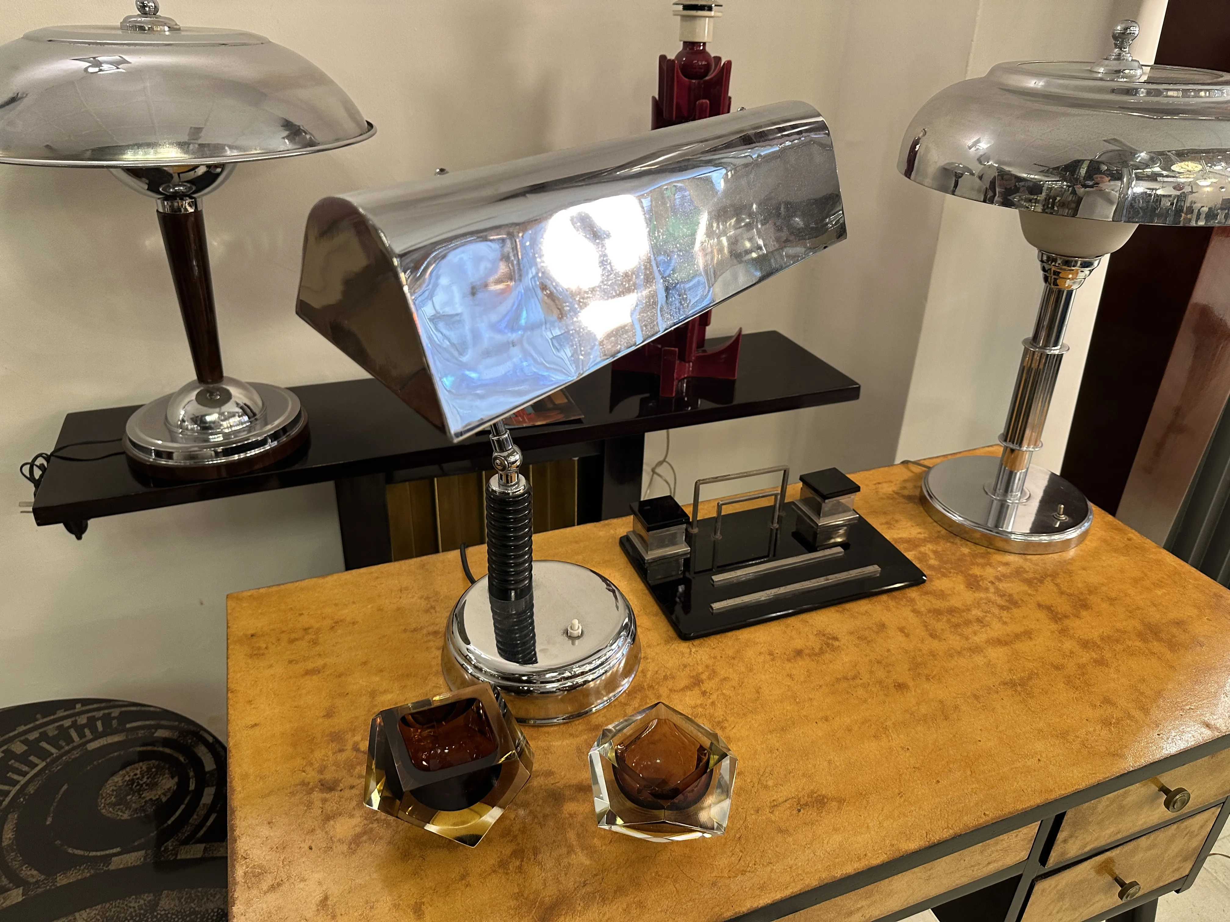 古いランプとアクセサリーのクラシックなセッティング