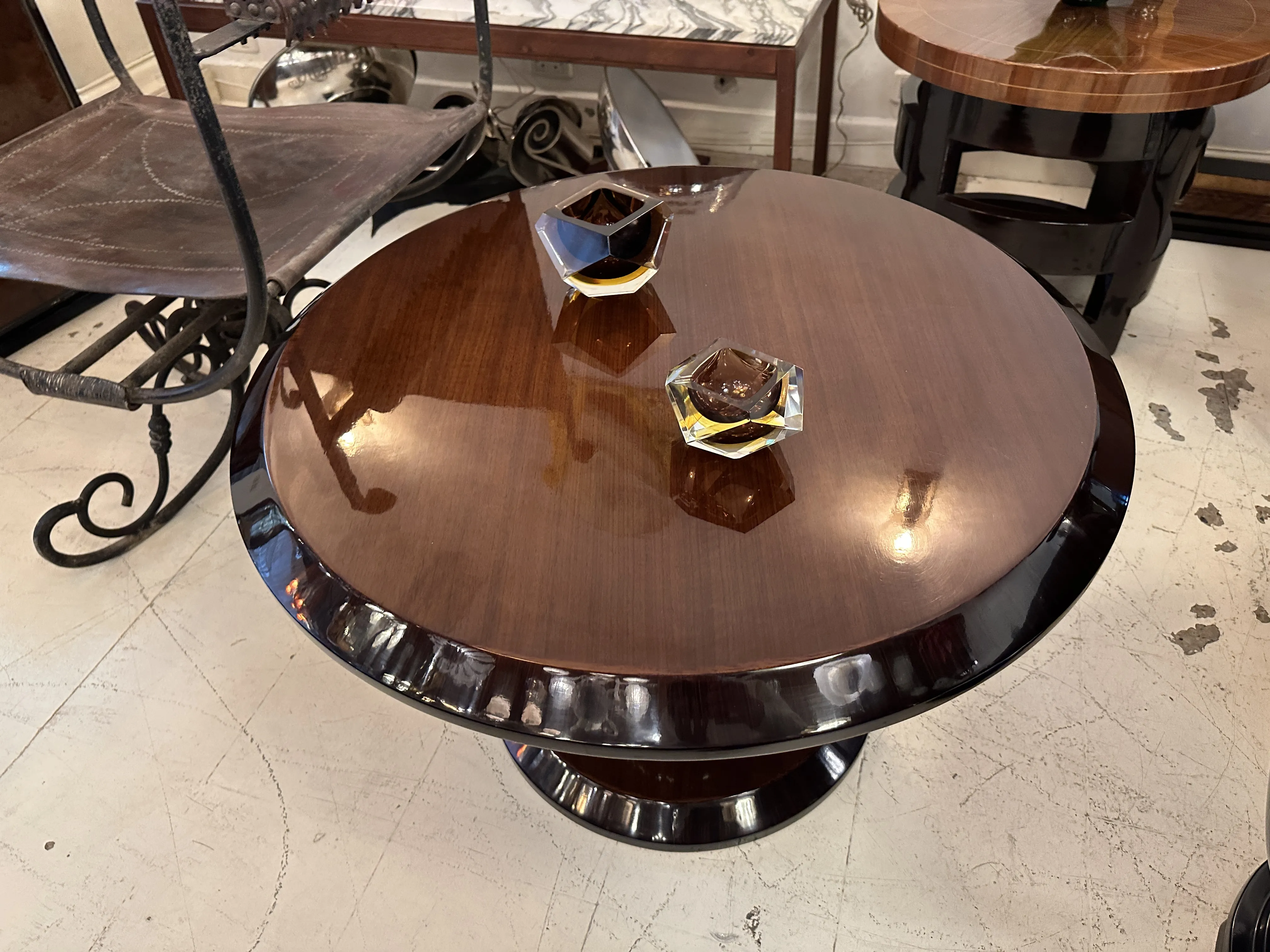 木製装飾テーブルに古いムラーノガラス