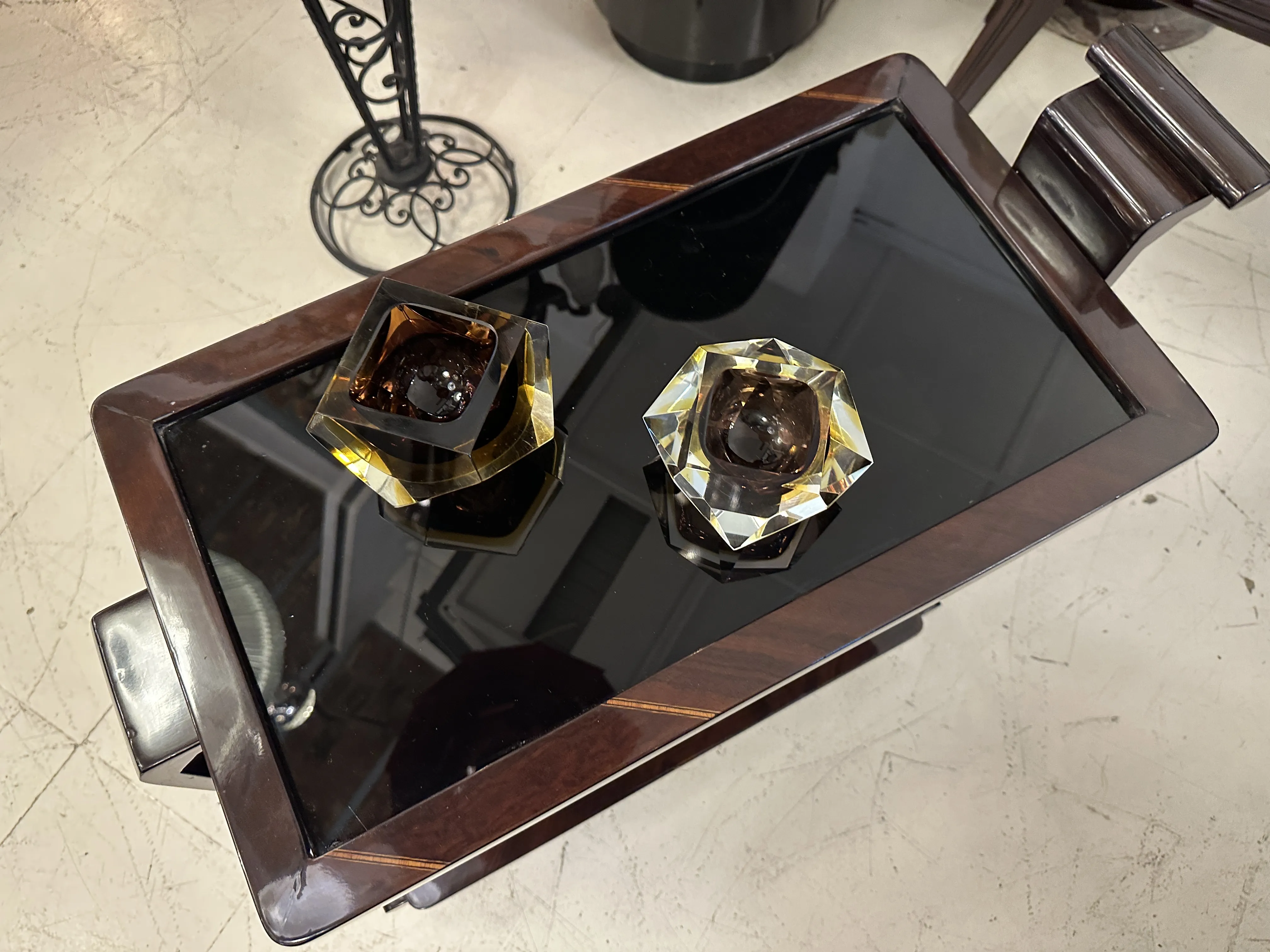 木製テーブルの上の古いムラーノガラスの2つの作品