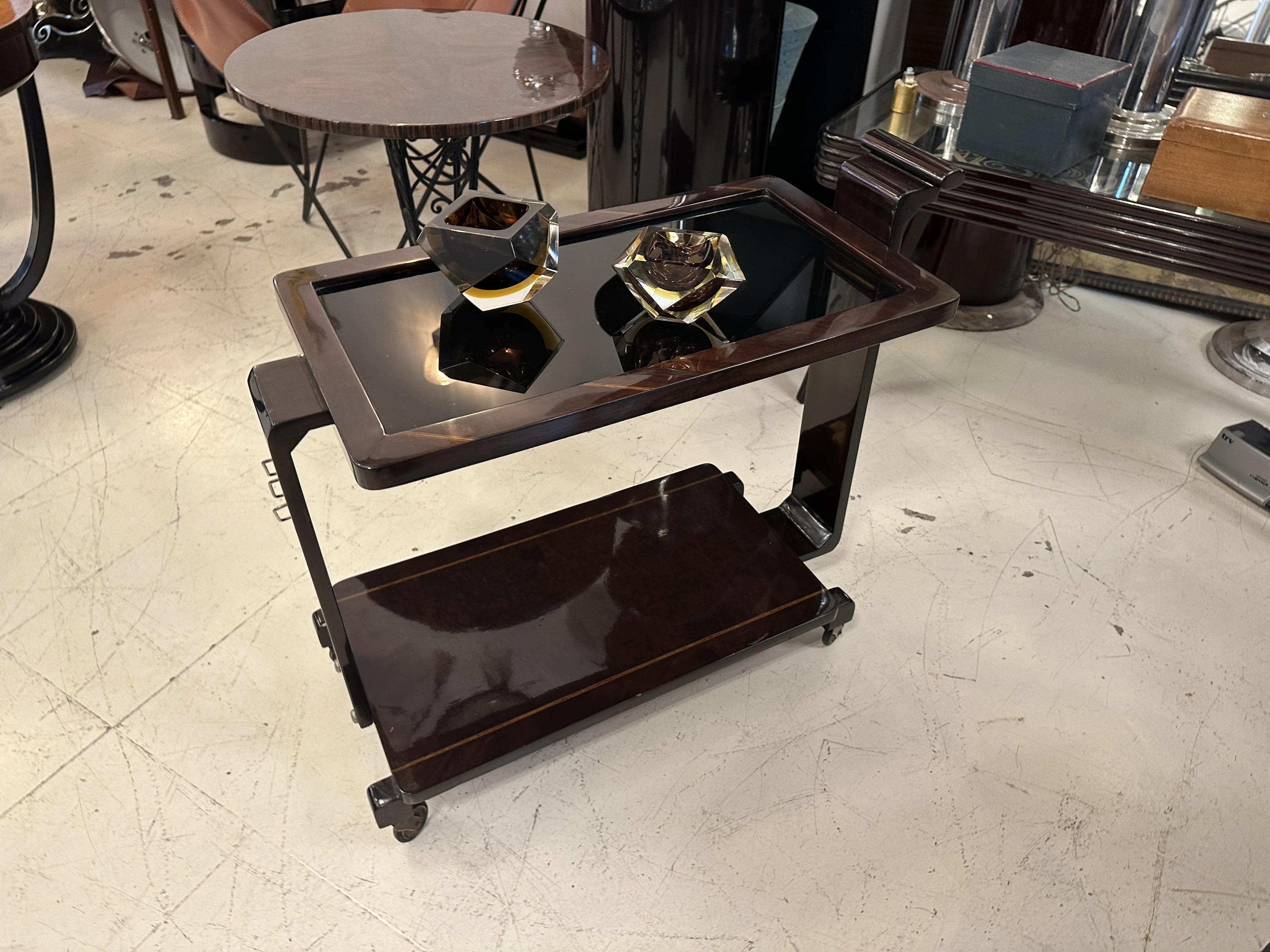 Antiker Barwagen mit dekorativem Murano-Glas
