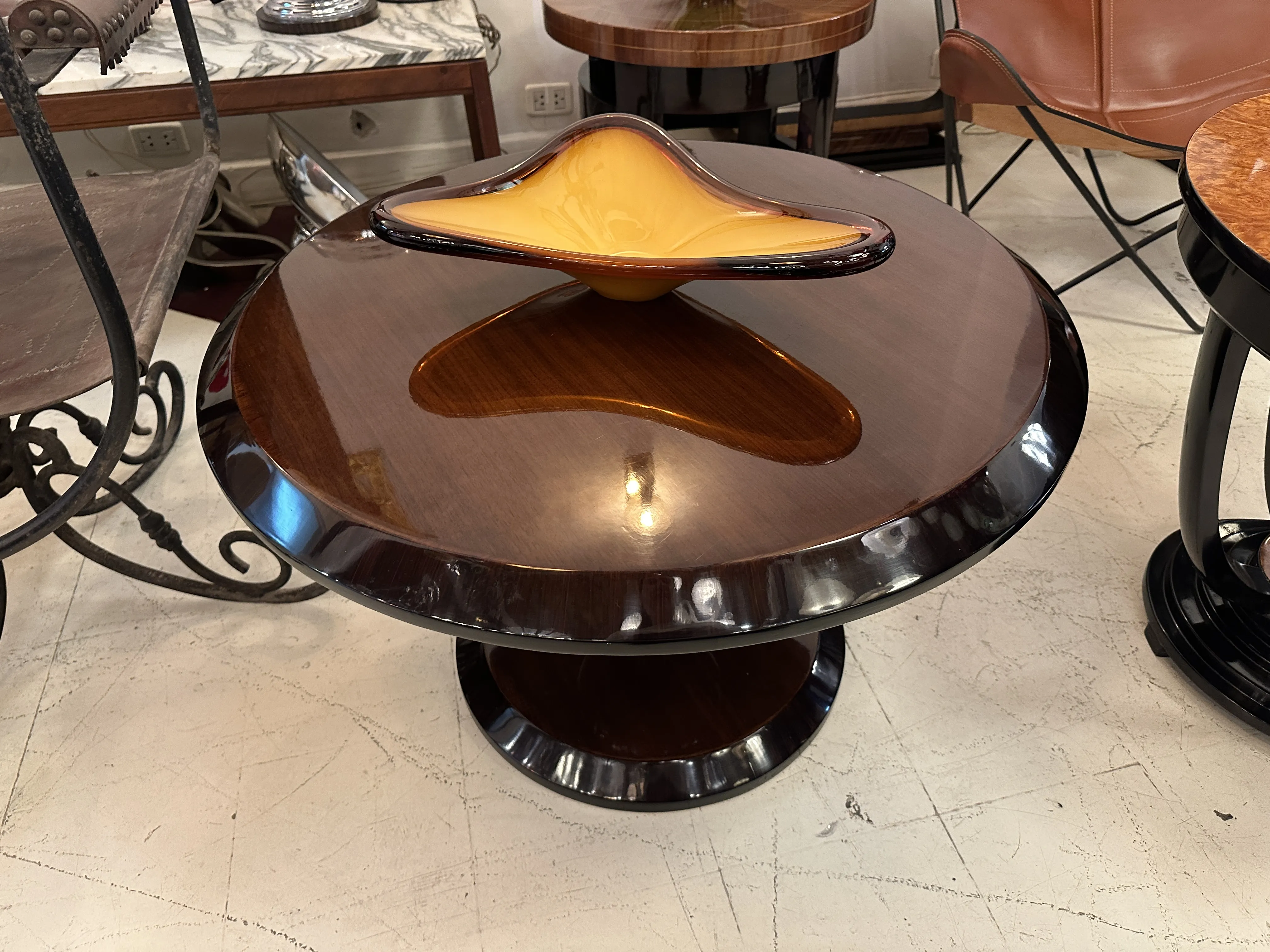 优雅形状的古董穆拉诺玻璃装饰品