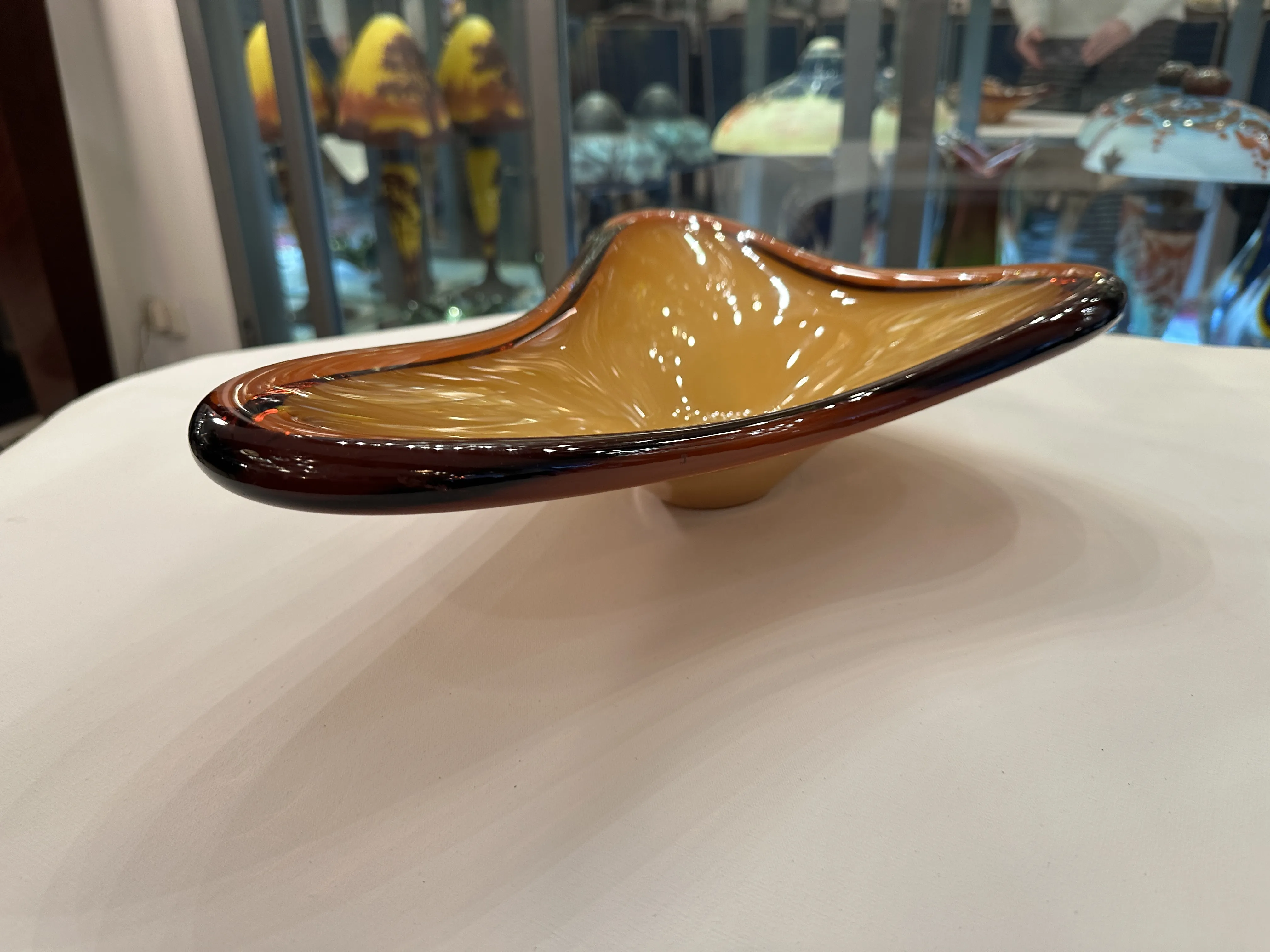 暖かい色合いの古いムラノガラスの装飾品