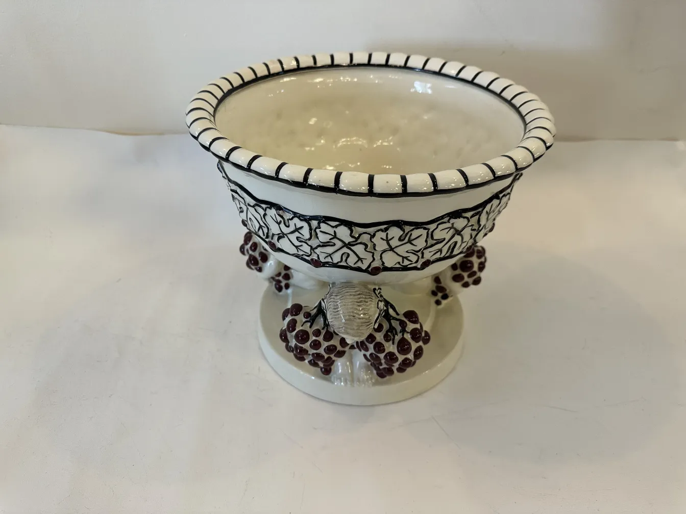 Cerâmica antiga com padrões e detalhes decorativos.