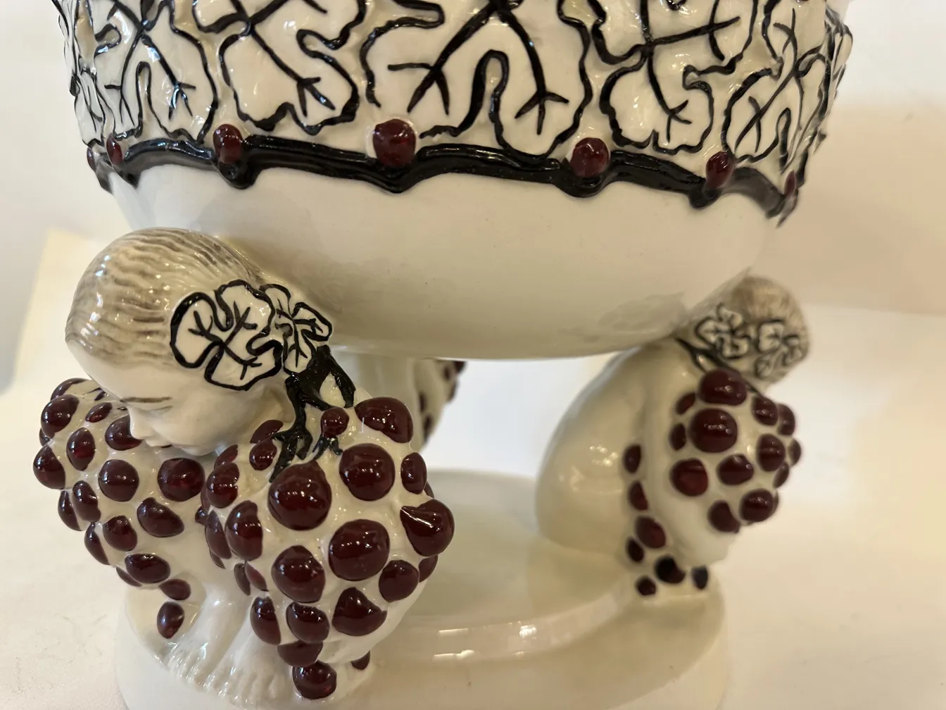 ceramica antica decorativa con figure di bambini che tengono uva