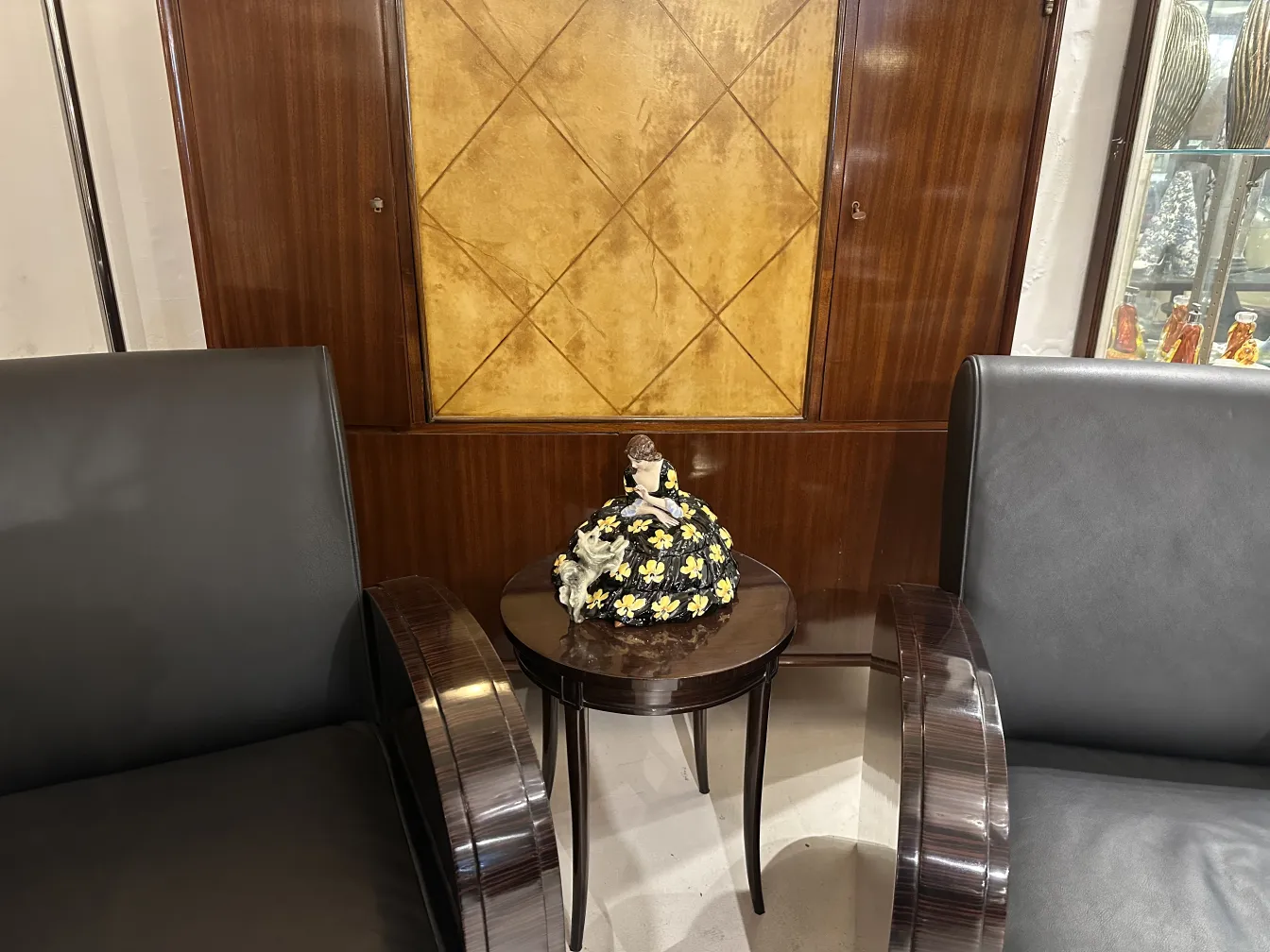 Ceramica decorativa antica su un tavolo