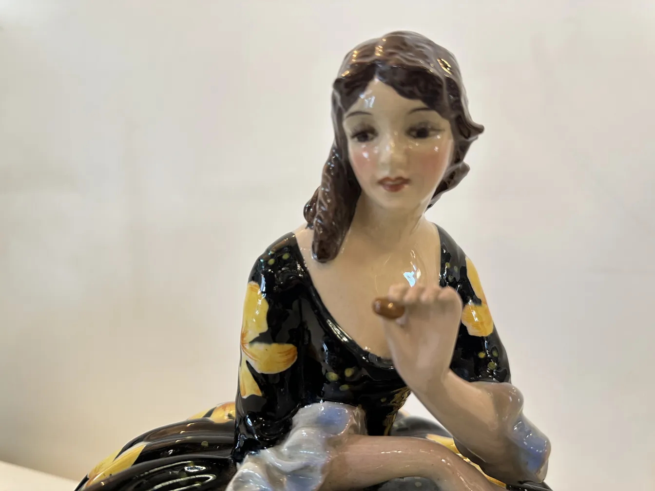 Figurine en céramique ancienne d'une femme aux fleurs