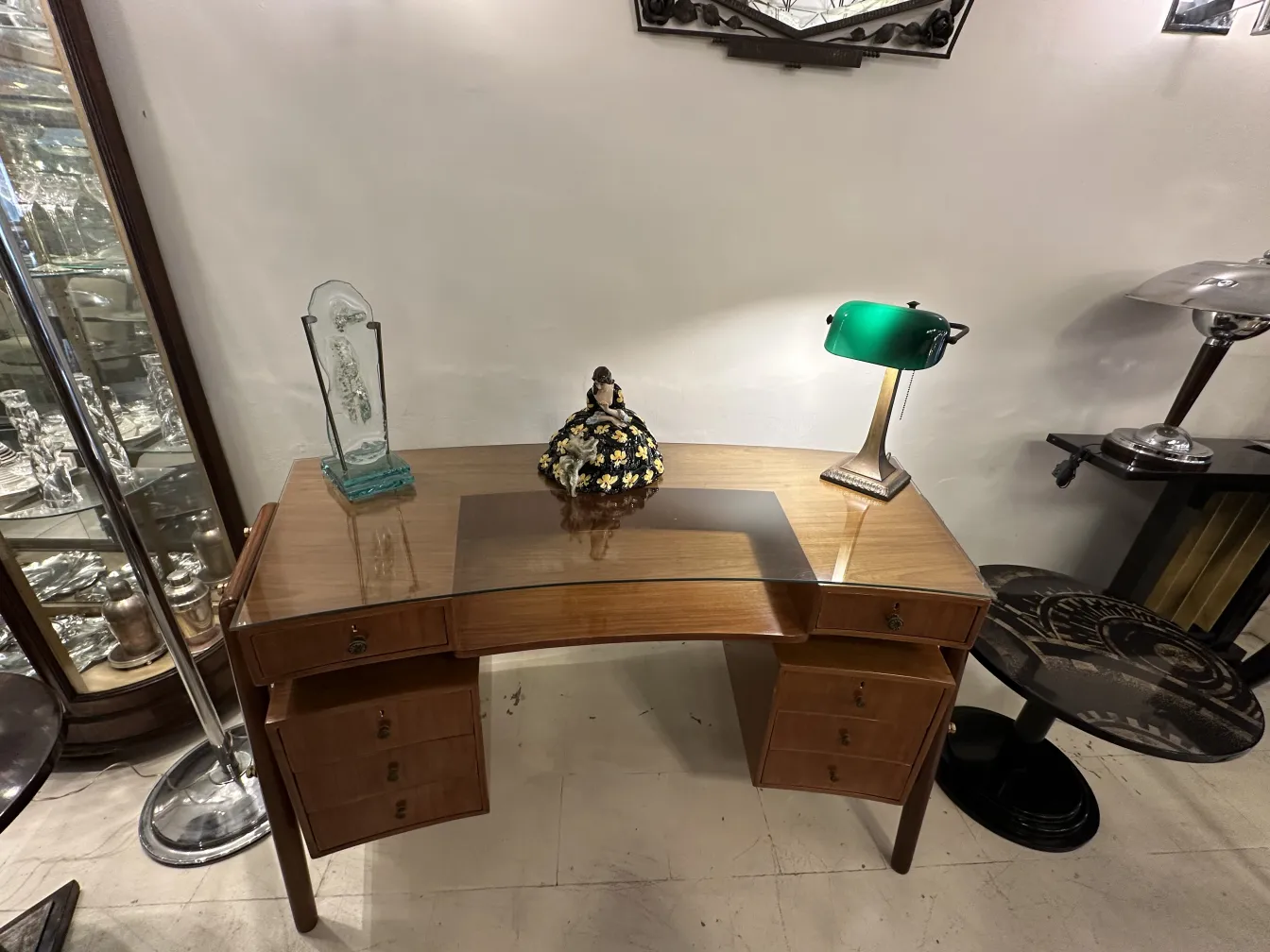 प्राचीन सजावटी क्रामिका एक स्टाइलिश डेस्क पर, जिसमें आकृति है। प्राचीन माहौल।