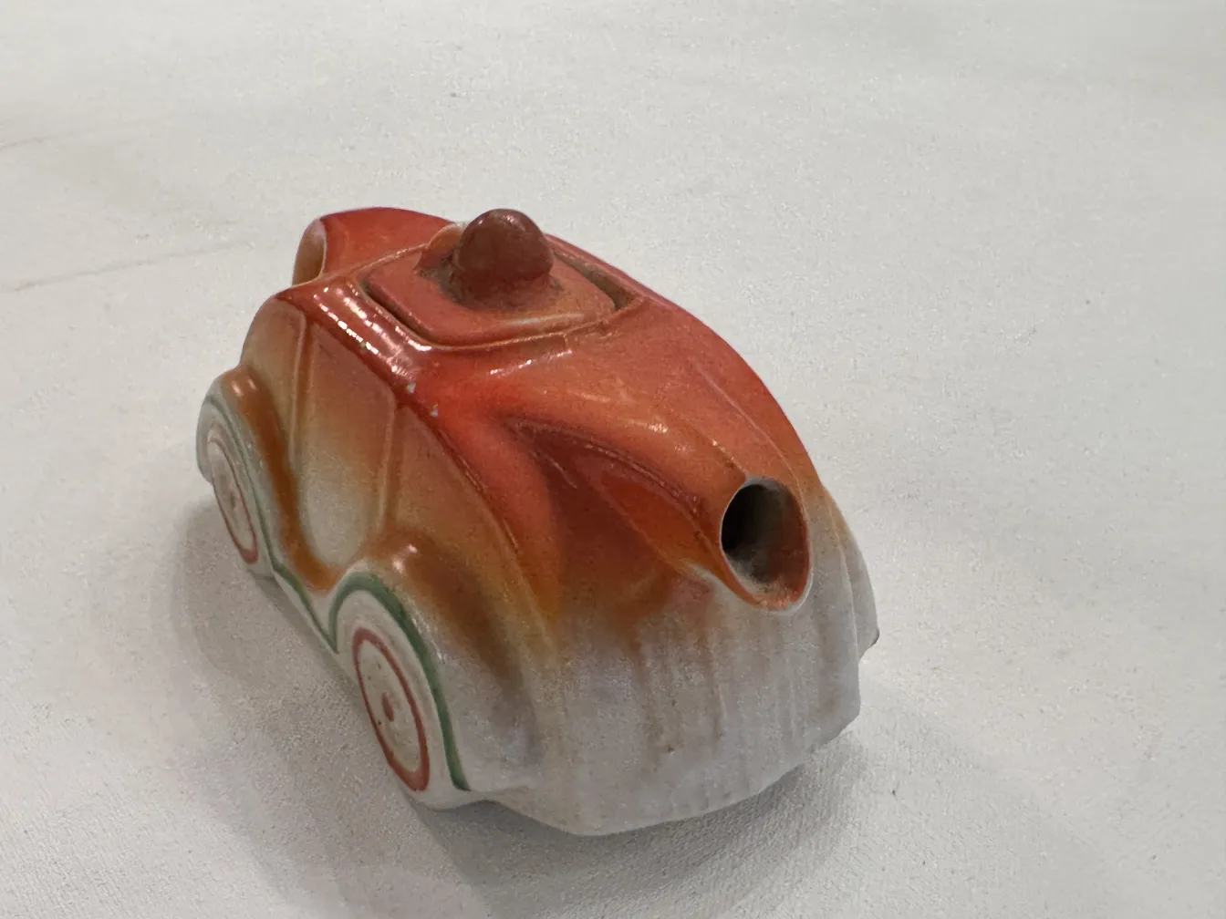 ceramica antica che rappresenta un'auto decorativa in colori vivaci