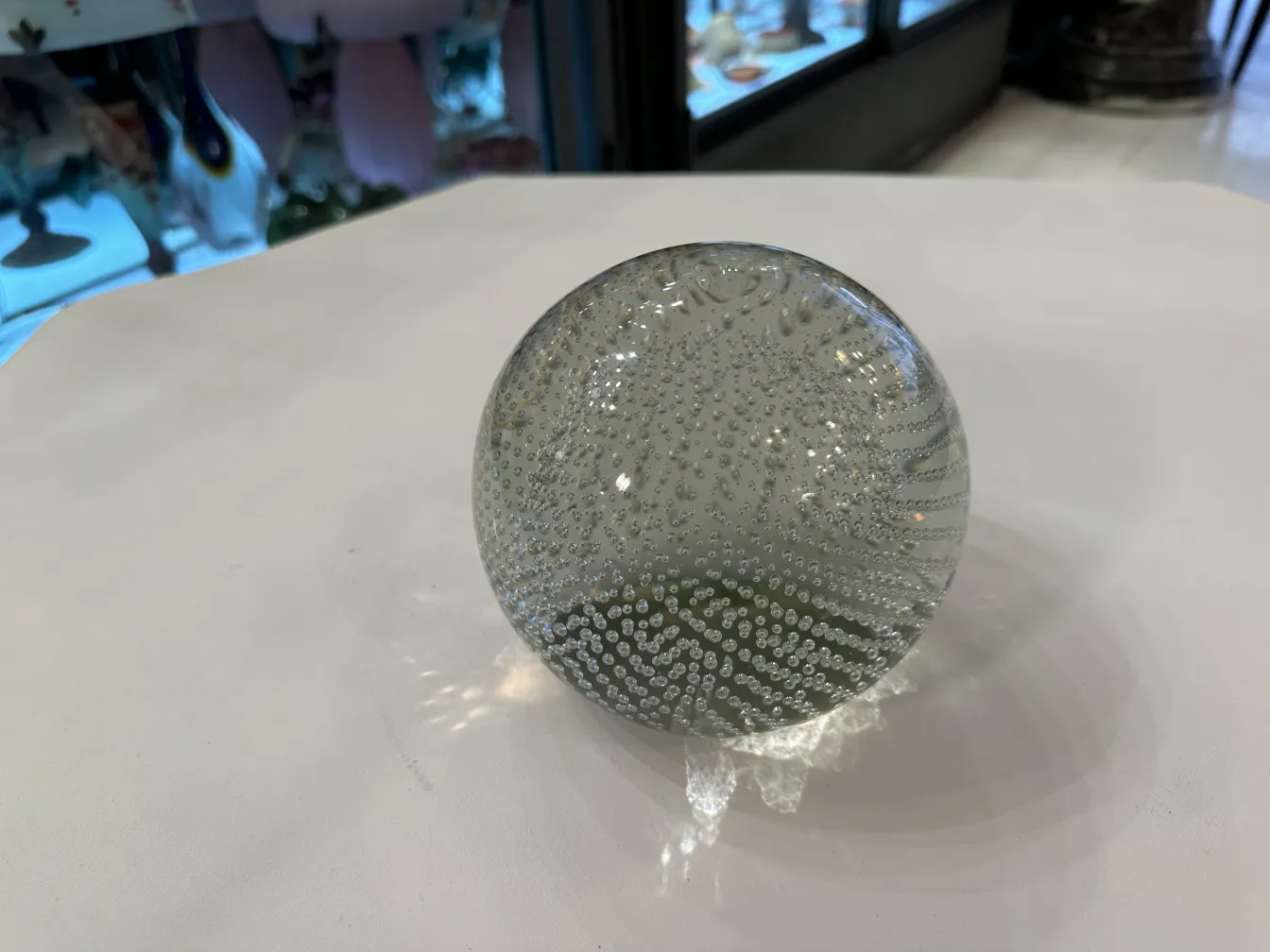 sfera di vetro di murano con bolle, ambiente luminoso