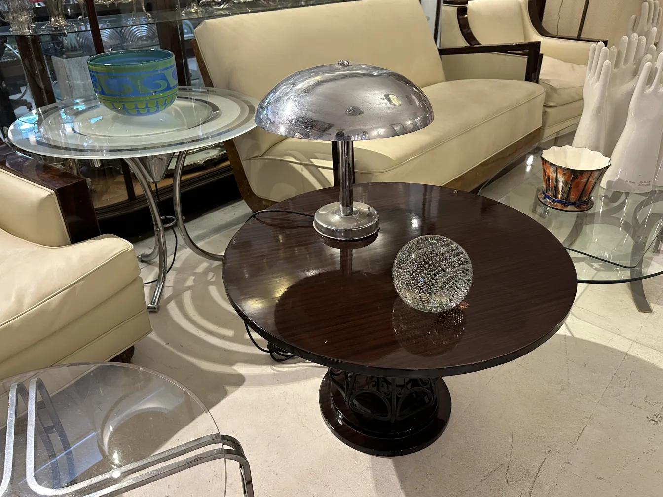 sphère en cristal de murano sur une table en bois sombre