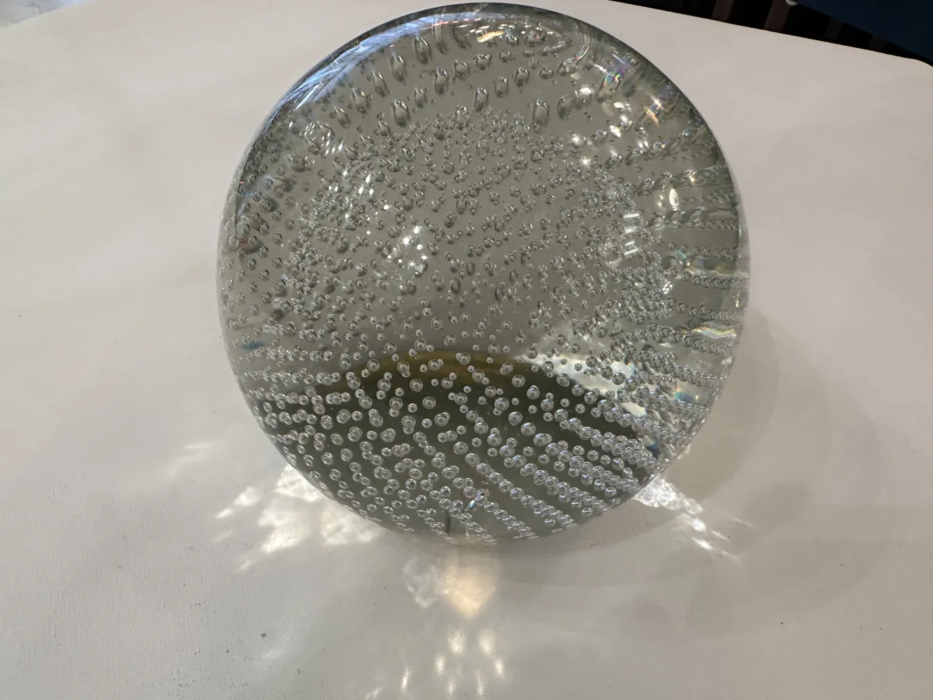 Antico vetro di Murano con bolle su sfondo neutro