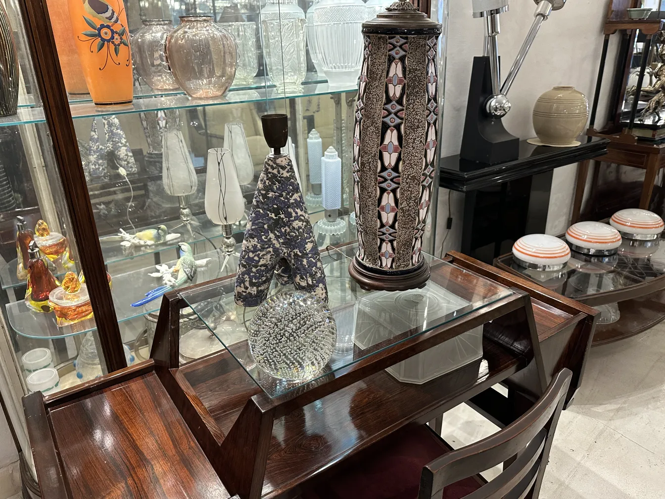 ユニークなデザインの古代ムラーノガラスの展示