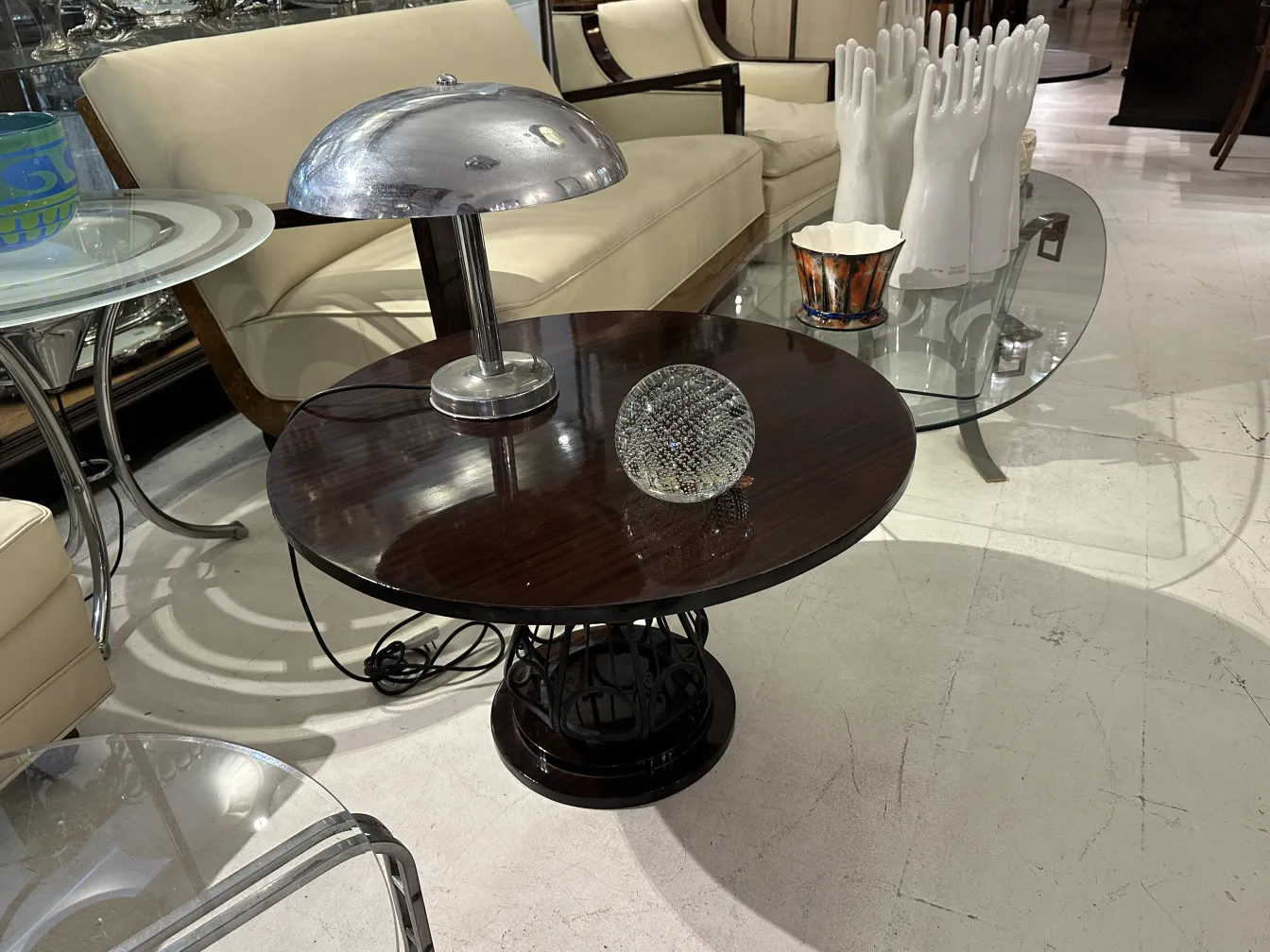 tavolino da caffè con vetro di murano decorativo e lampada antica