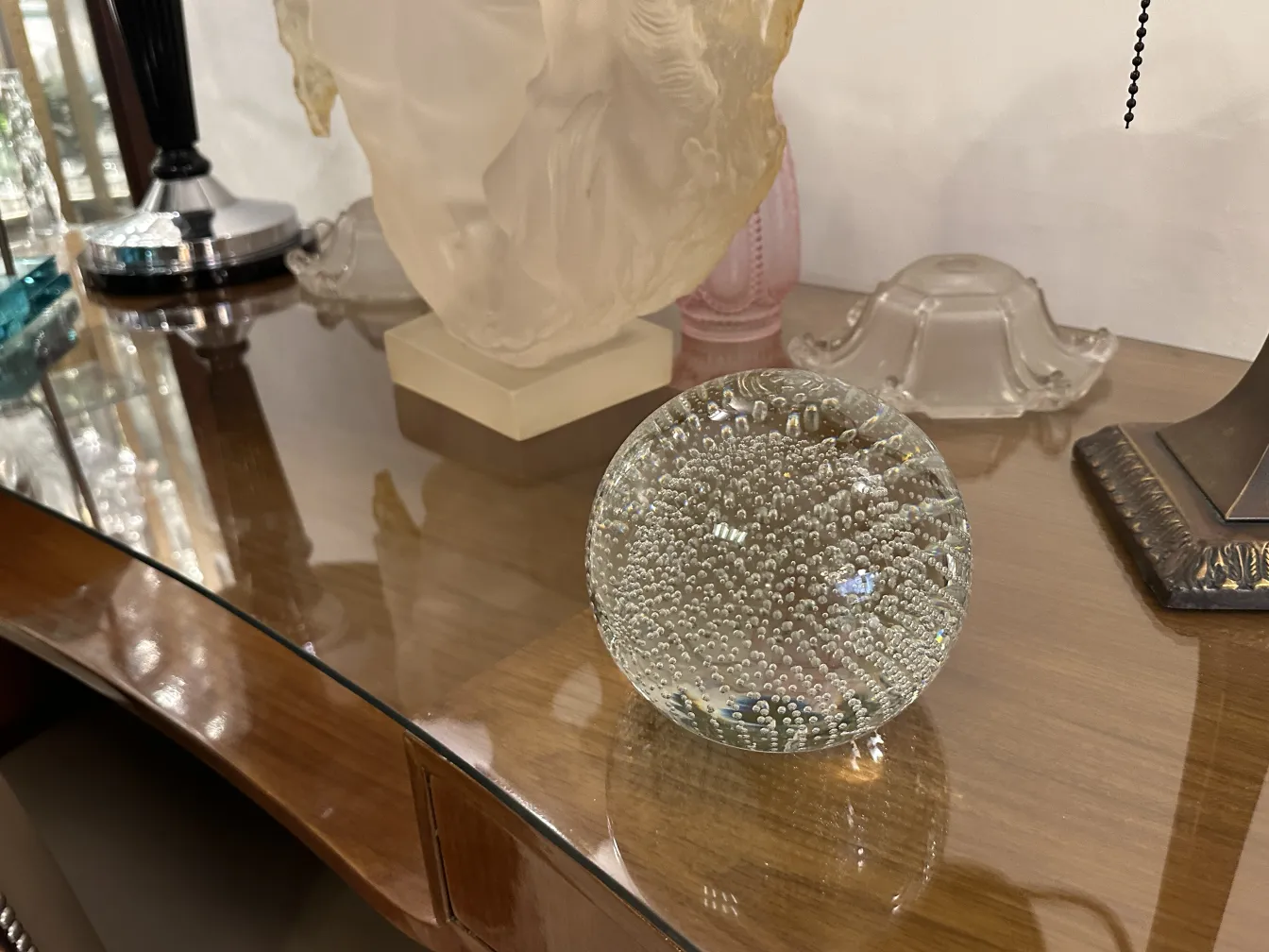sfera di vetro di murano con bolle sul tavolo