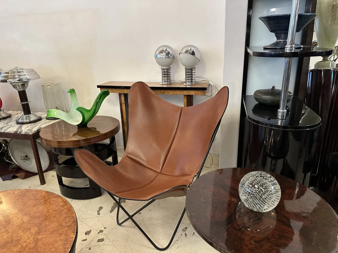 decorazione antica con vetro di murano verde e tavoli di legno
