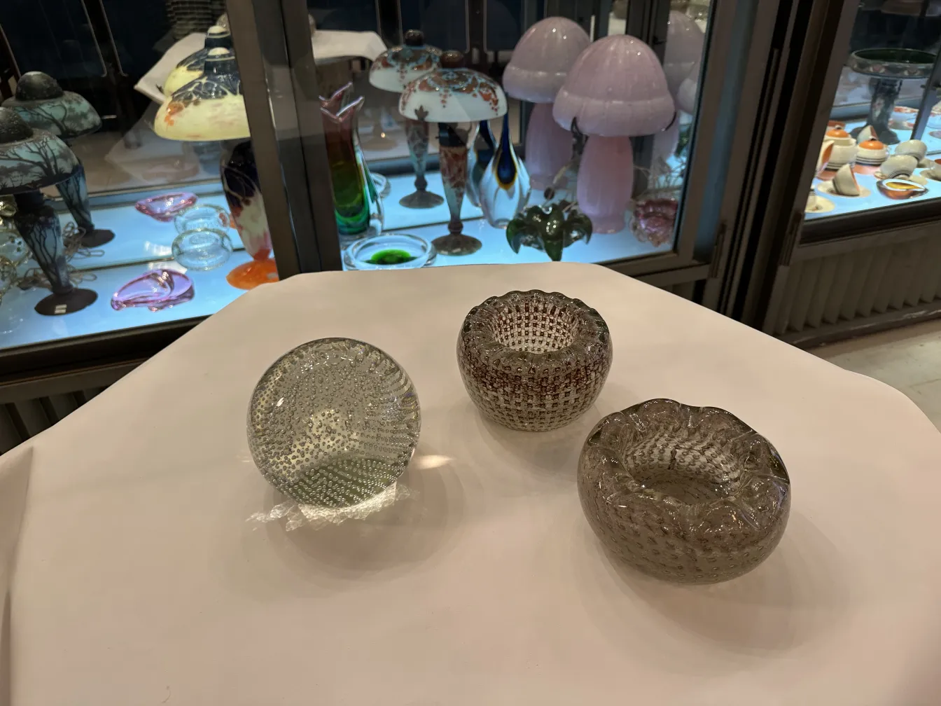 Trois pièces de cristal de Murano ancien dans différentes formes et textures.