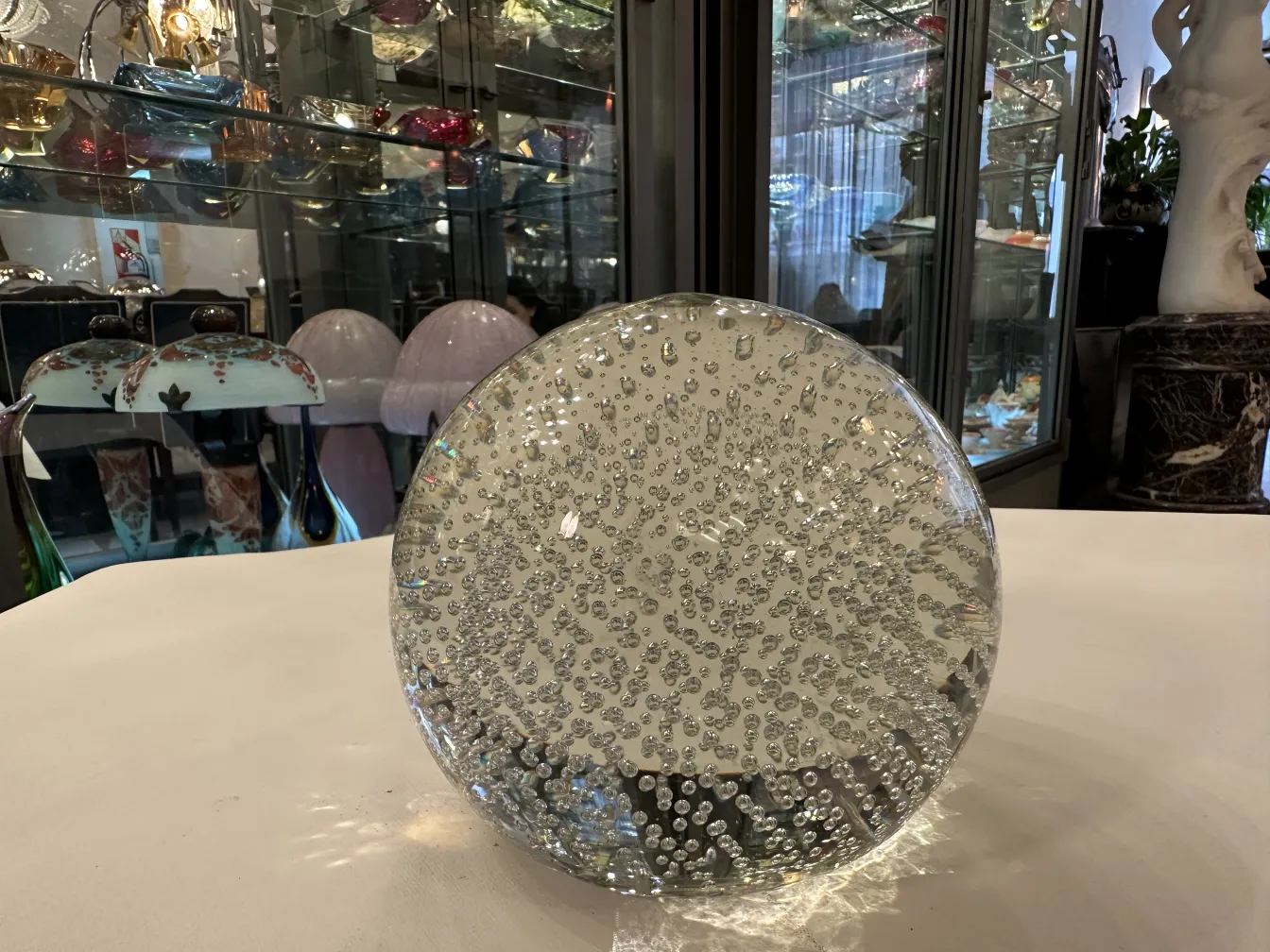 Сфера из муранского стекла с пузырьками, антикварная атмосфера.