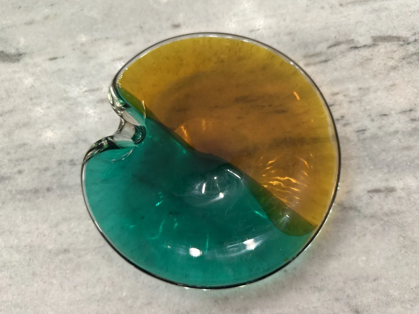 Vetro di Murano antico con tonalità blu e oro in forma organica