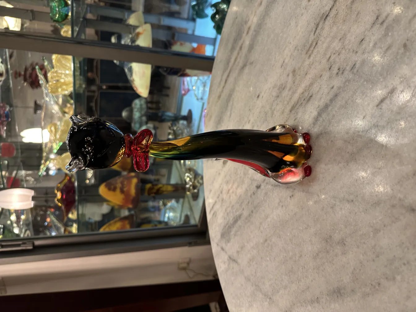 Scultura murano antica a forma di animale con colori vivaci
