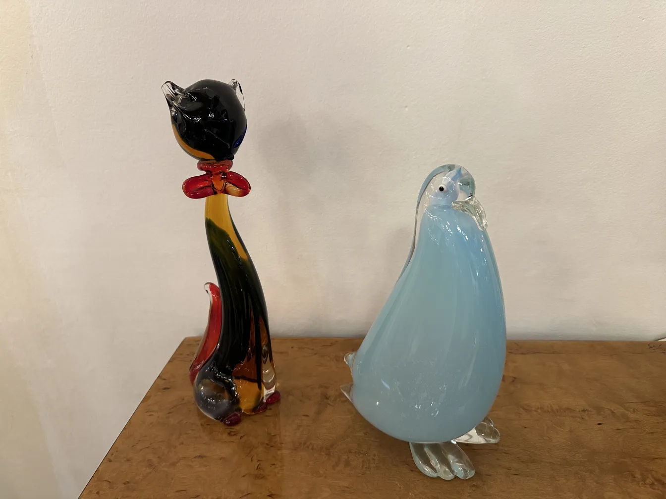 scultura murano antica dai colori vivaci, figure di gatto e uccello
