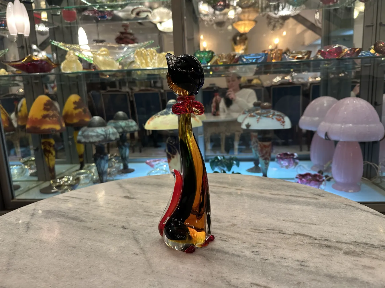 Sculpture de Murano en forme de chat avec des tons dorés et noirs.