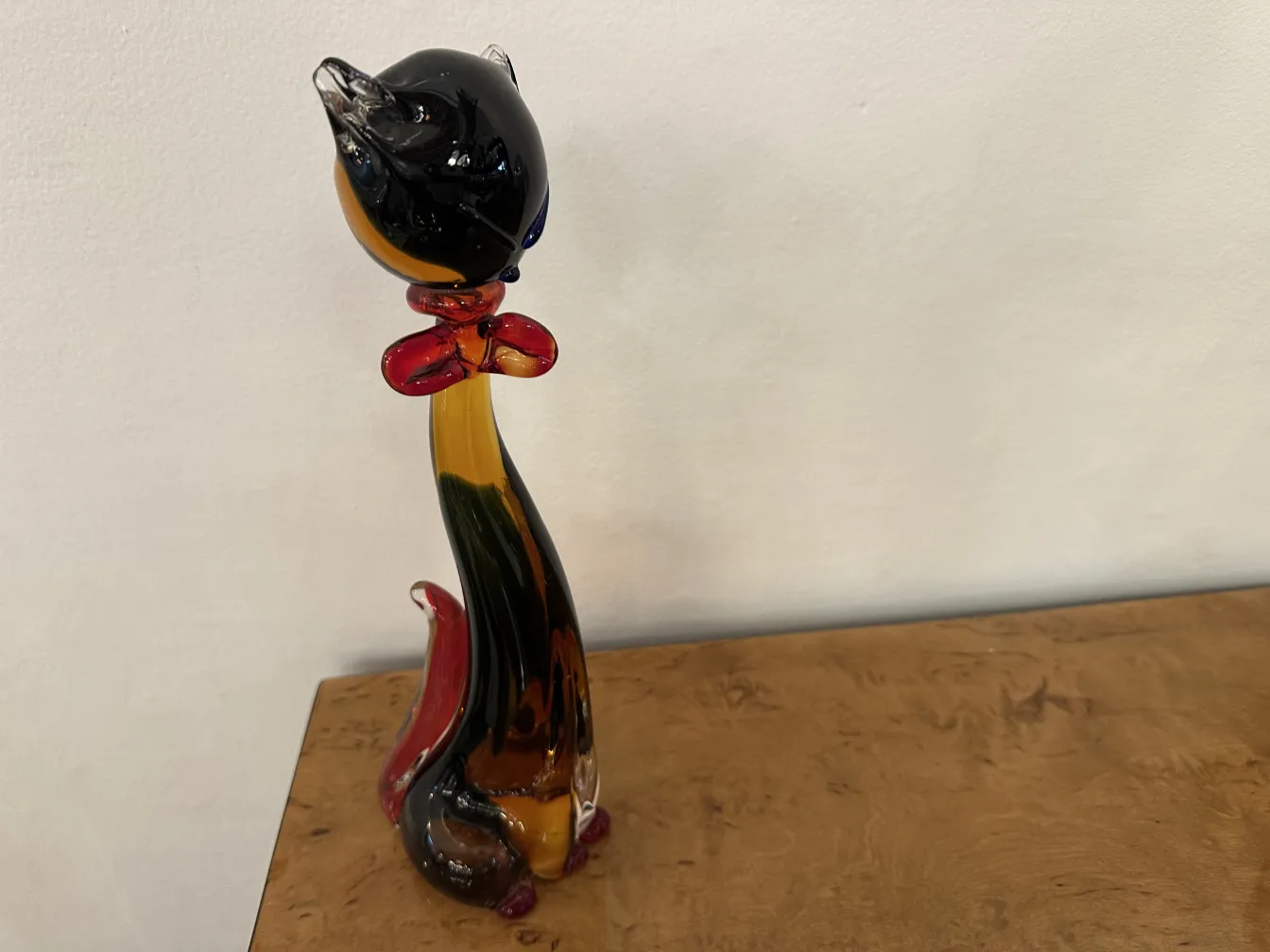Escultura antigua de Murano con colores vibrantes y elegante forma. Arte decorativo clásico.