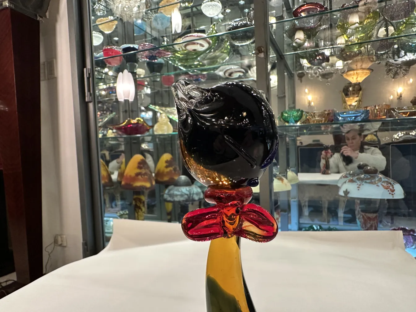 escultura de murano antigua con forma de flor en un ambiente brillante
