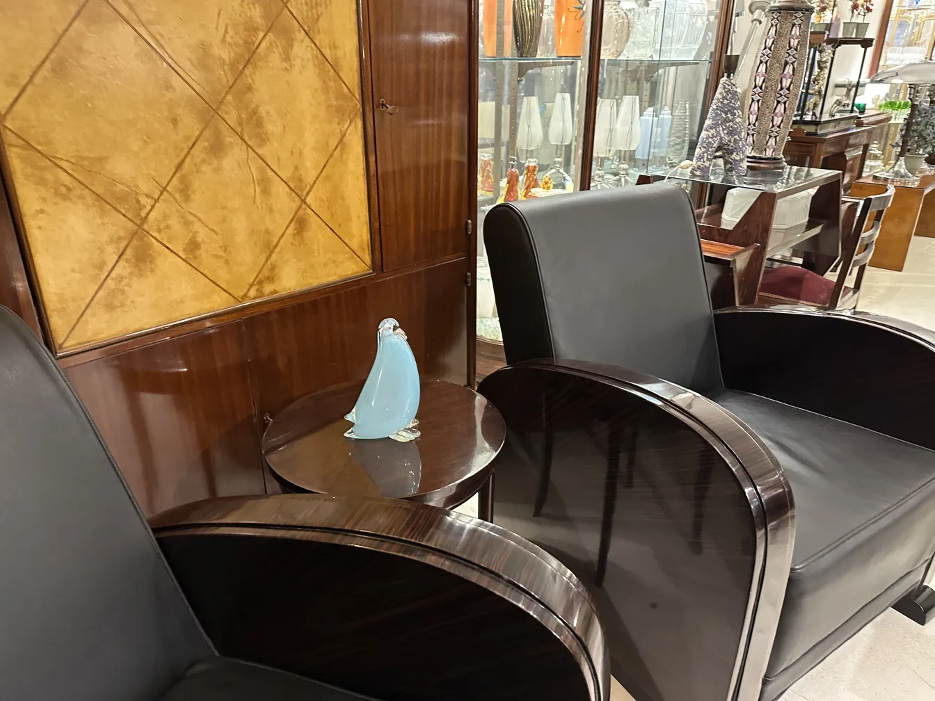scultura murano antica a forma di pinguino, colori tenui