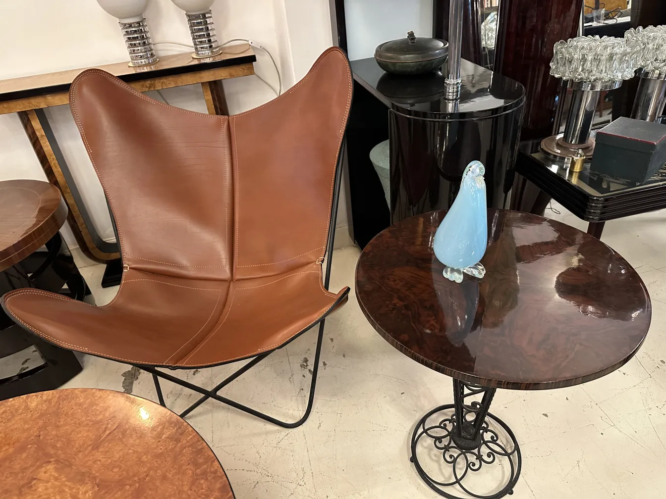 scultura murano antica a forma di pinguino, colori tenui