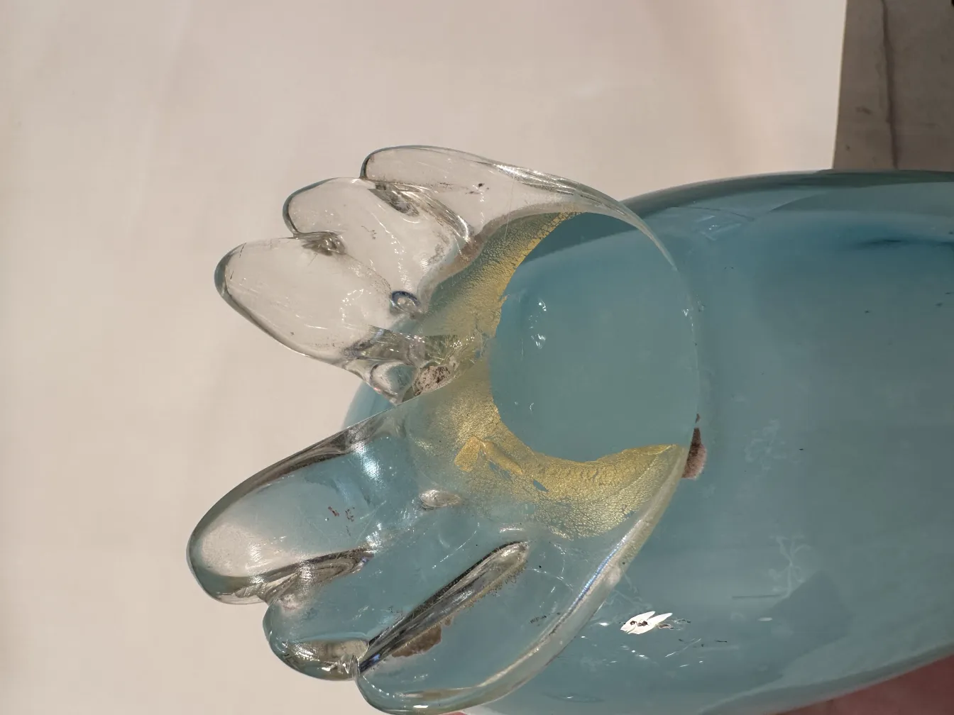 scultura murano antica a forma di pinguino, colori tenui