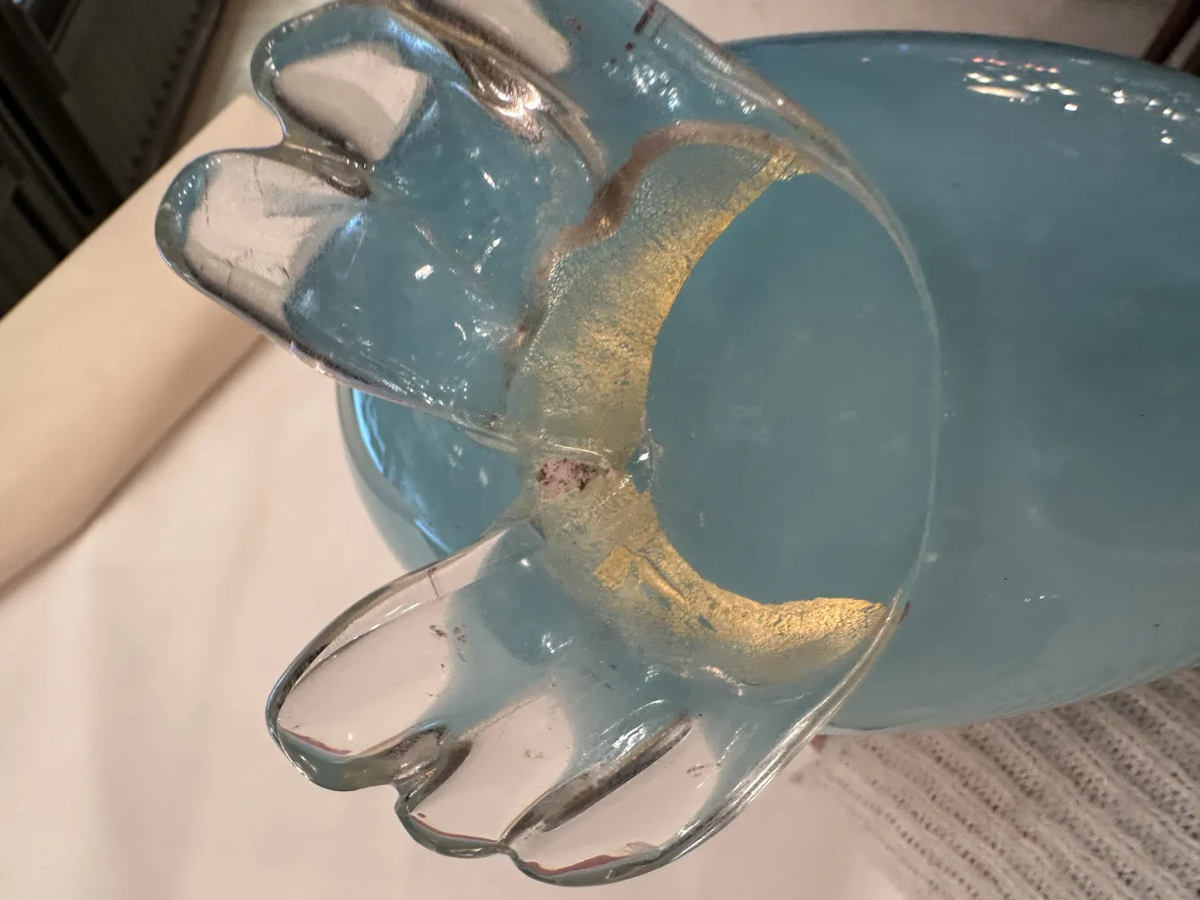 scultura murano antica a forma di pinguino, colori tenui