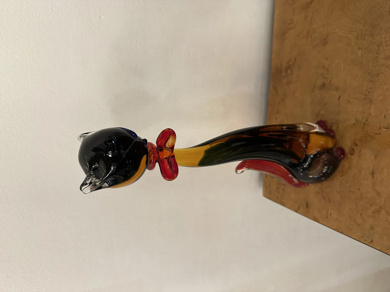 Antica scultura murano a forma di gatto con colori vivaci