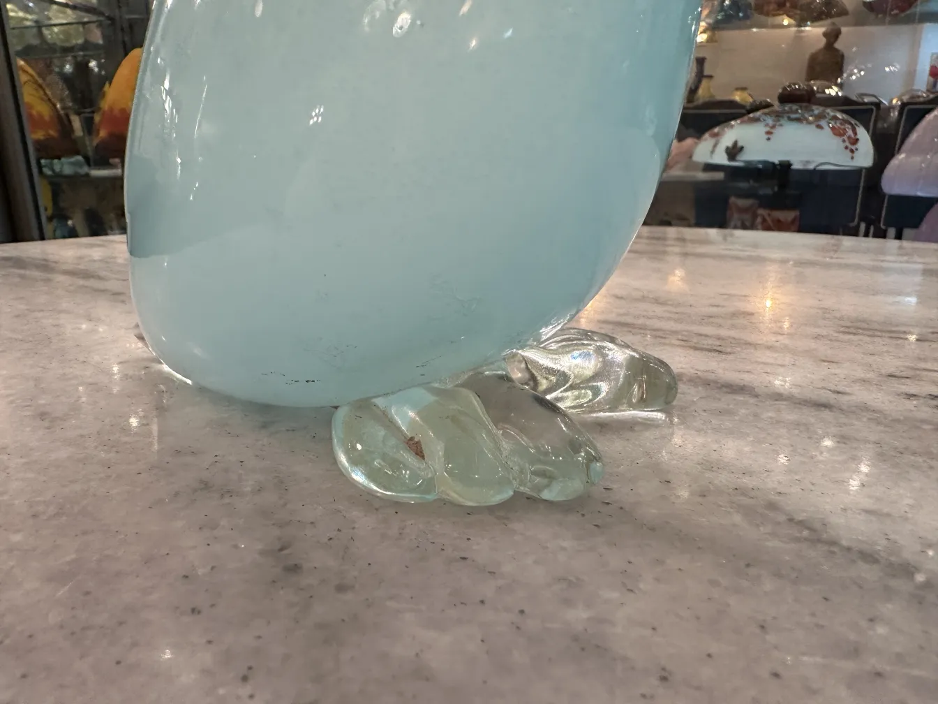 Scultura di Murano che rappresenta un animale con colori tenui e forma stilizzata.