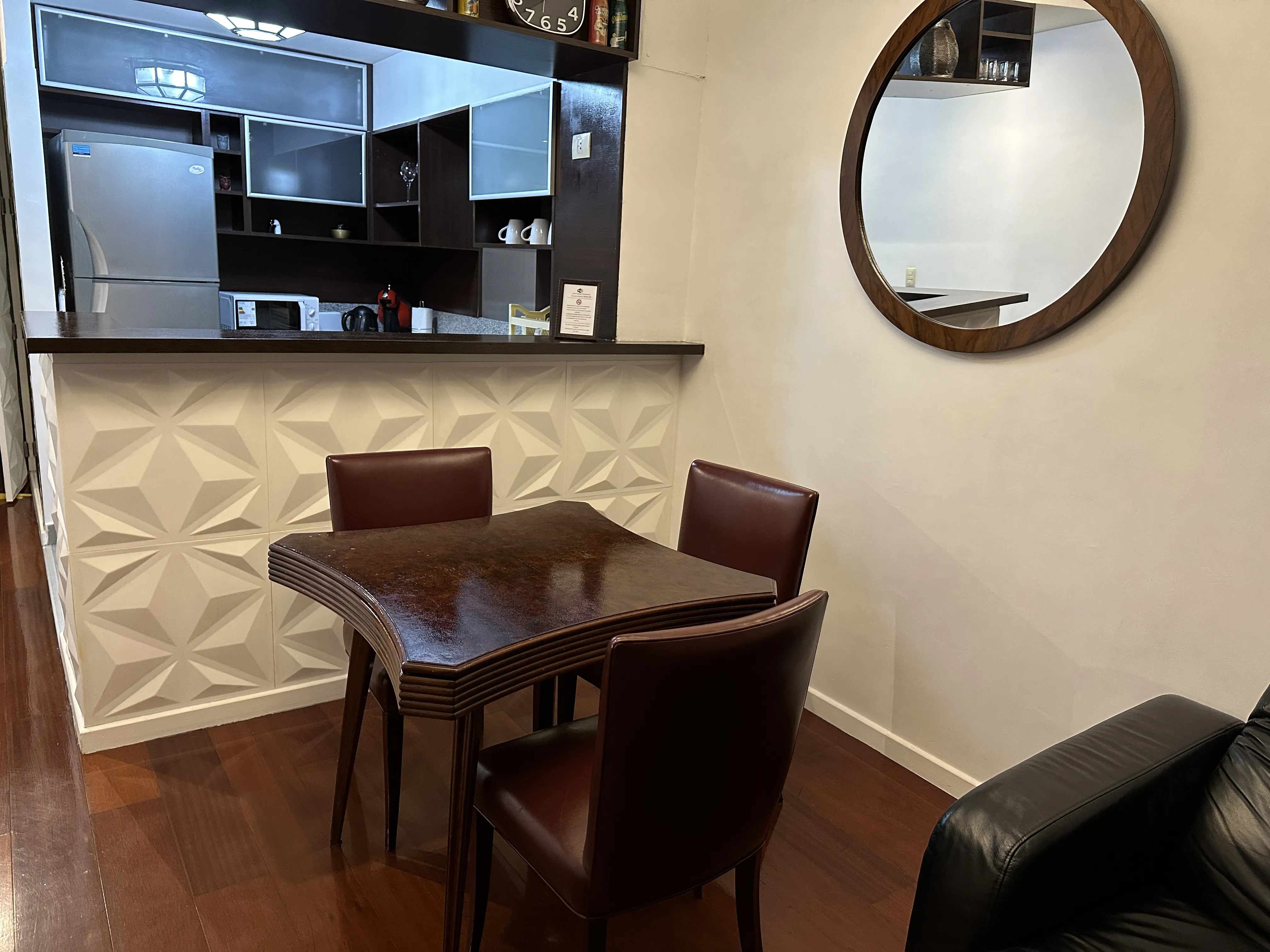 Tavolo da gioco antico per 4 persone con sedie marroni, atmosfera accogliente.