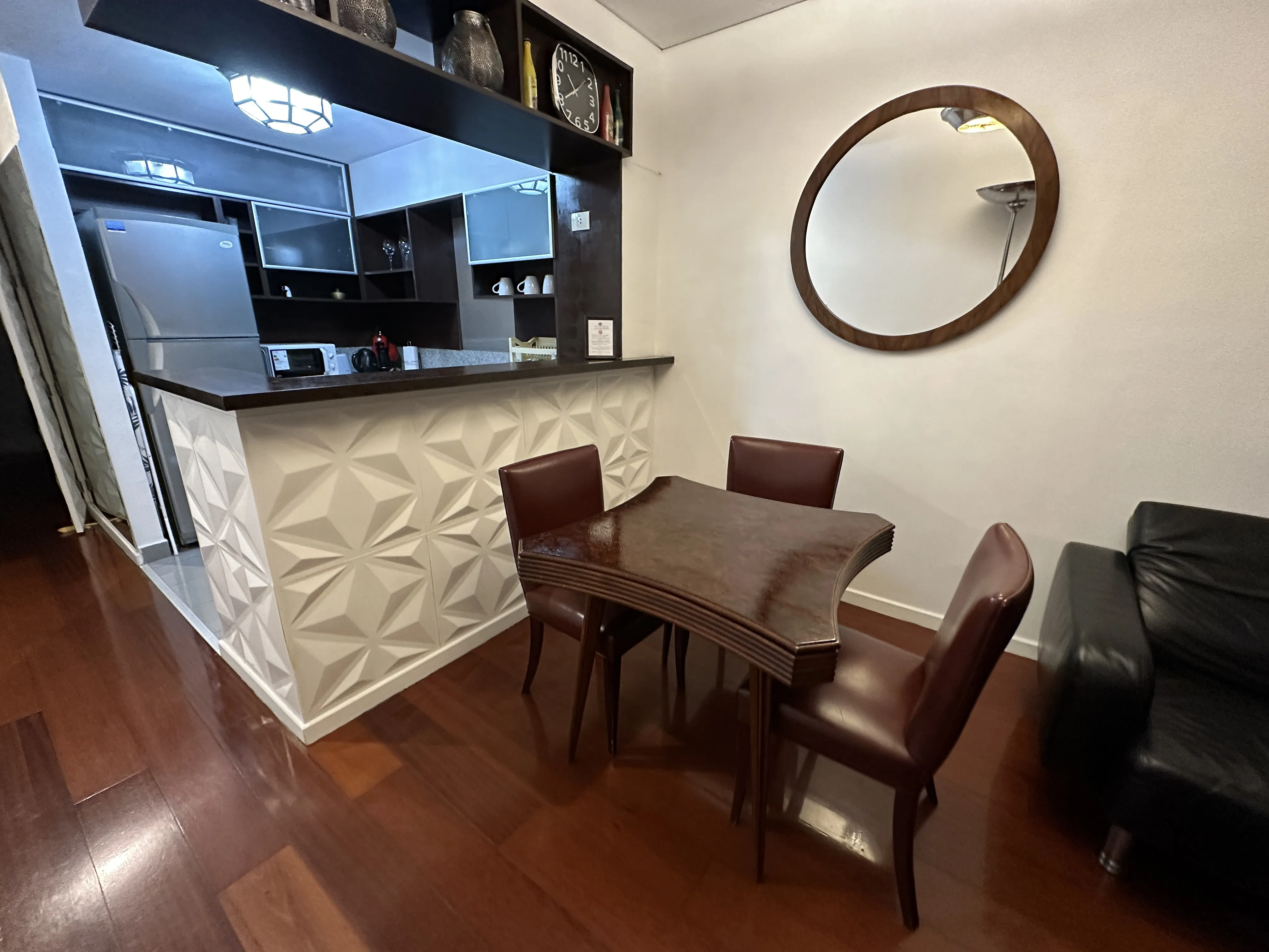 mesa de juego antigua de forma única con cuatro sillas en un ambiente moderno