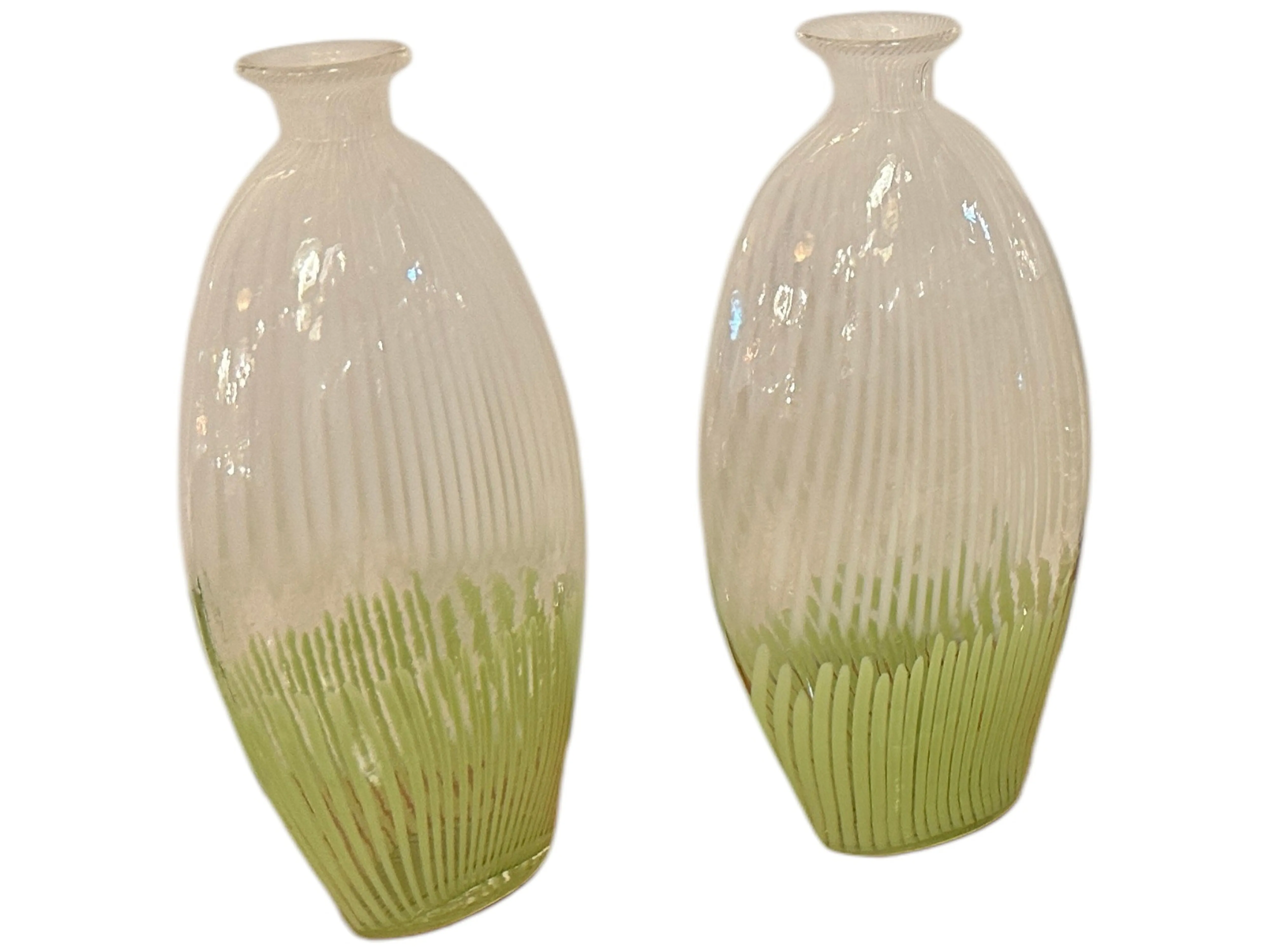 vase di murano antico con design elegante e dettagli verdi, perfetto per la decorazione