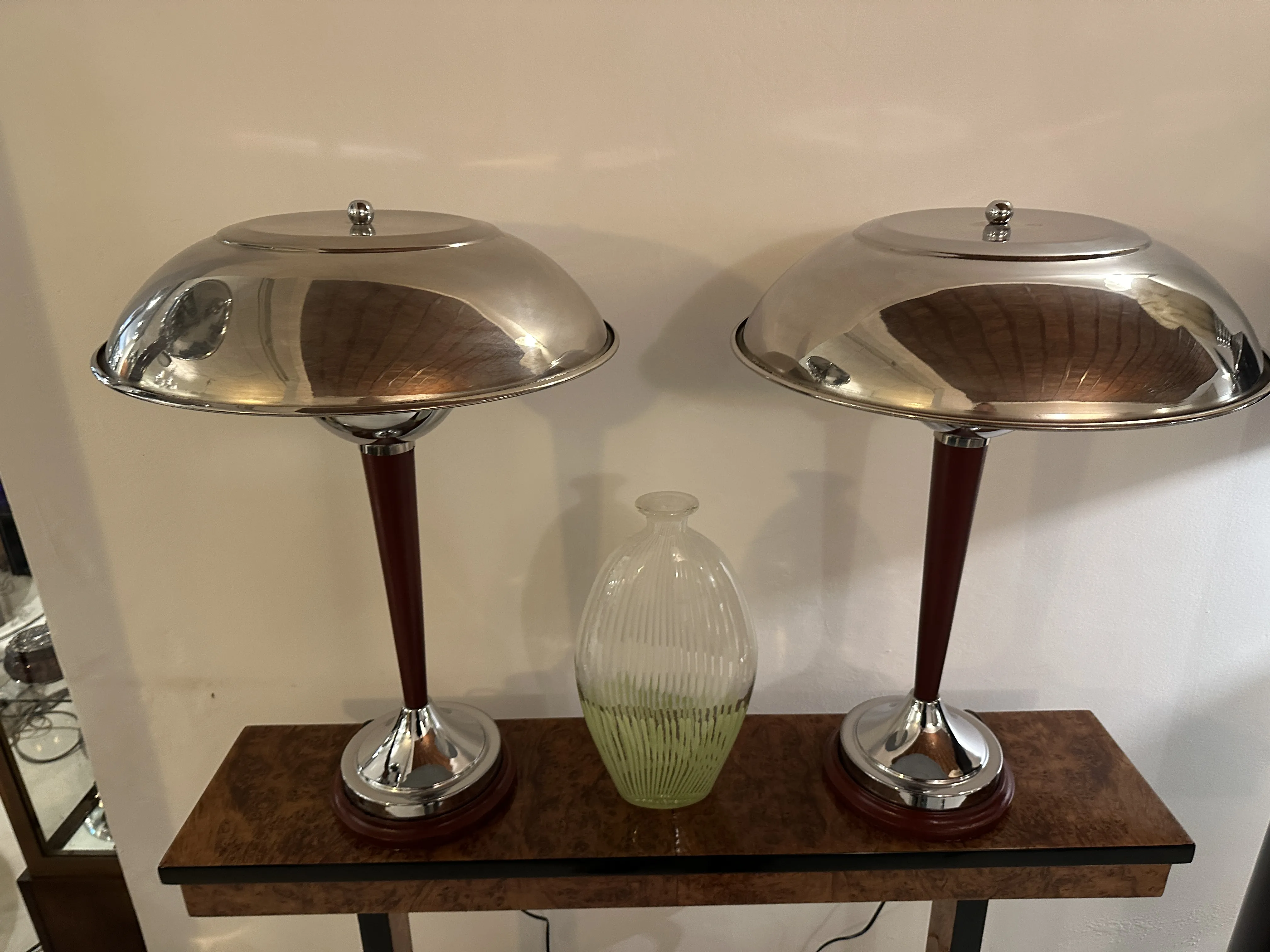 Vaso di Murano su un tavolo con lampade in stile antico