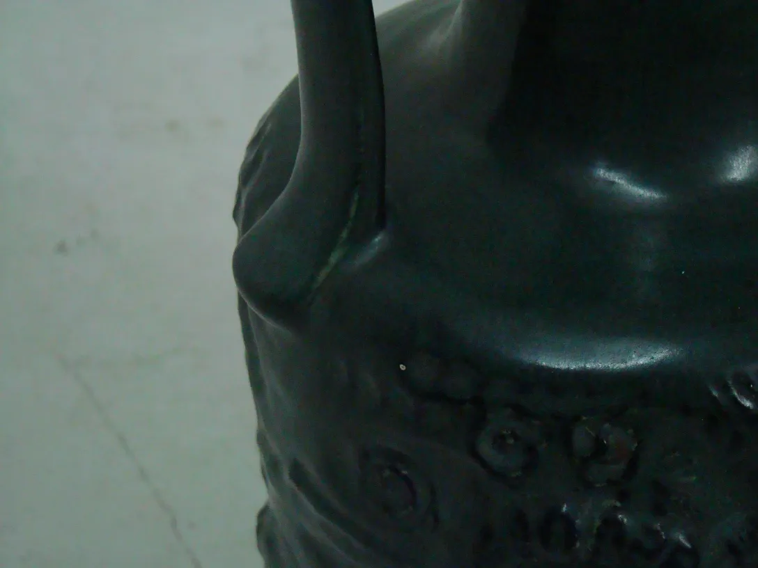 Antike Keramik mit dekorativen Details, klassisches Design.