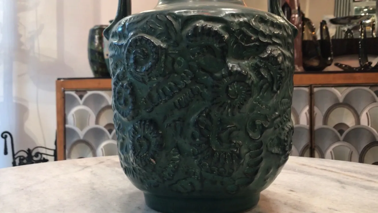 古老的绿色陶瓷，装饰有复杂的图案