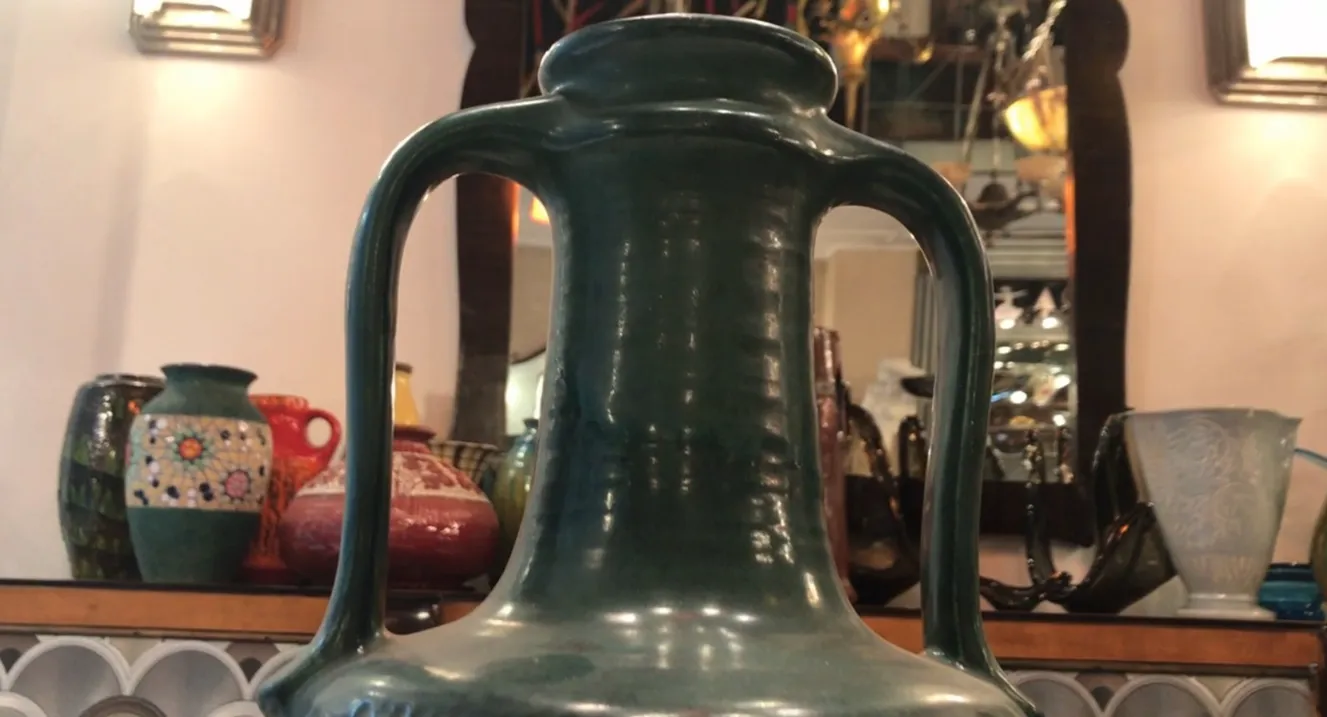 Antiguo objeto decorativo de cerámica con asas verdes