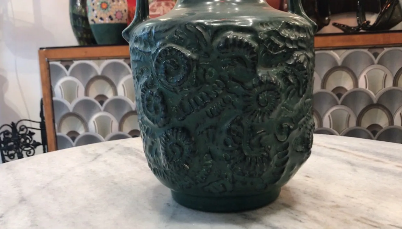Antigua cerámica decorativa con patrones complejos
