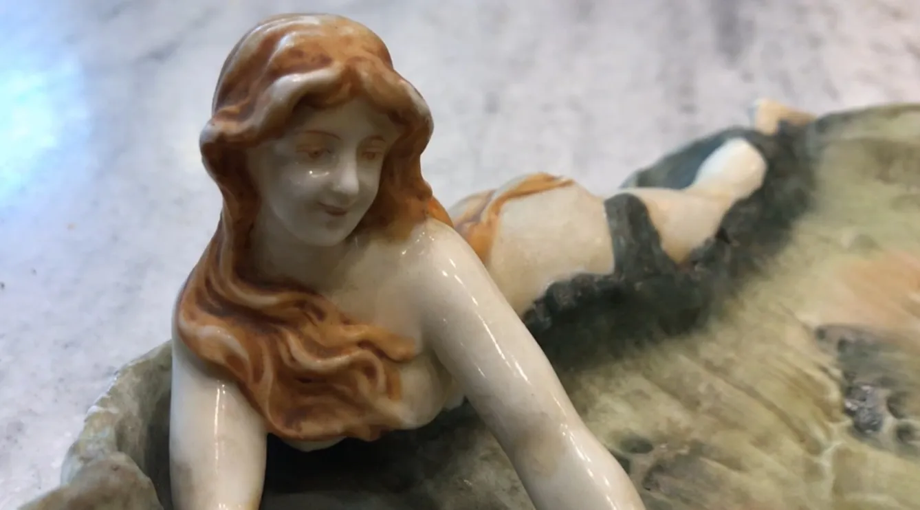 Porcelaine ancienne faience avec figure et fleur