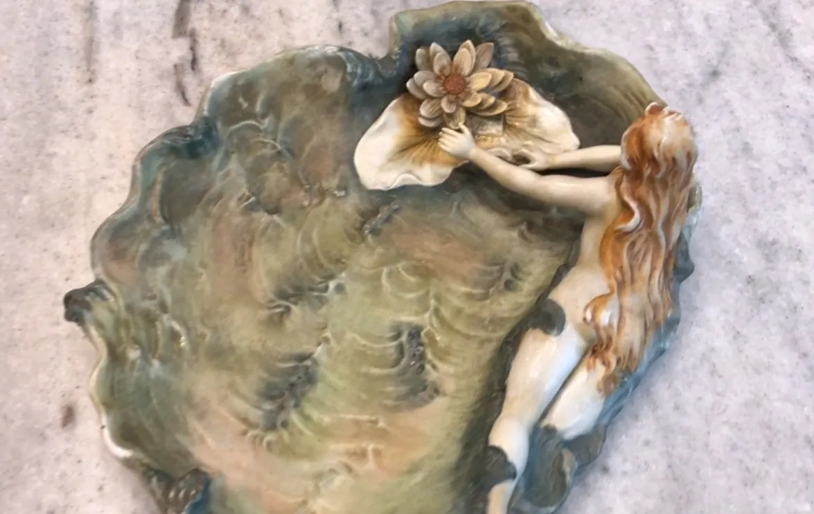 Porcelaine ancienne faience avec figure et fleur