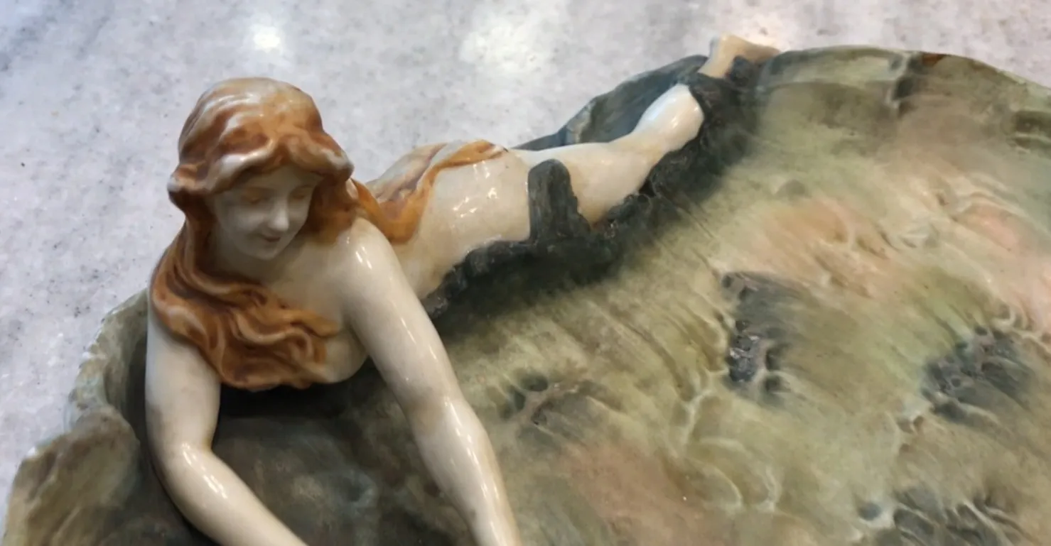 Antigua porcelana faience con figura y flor