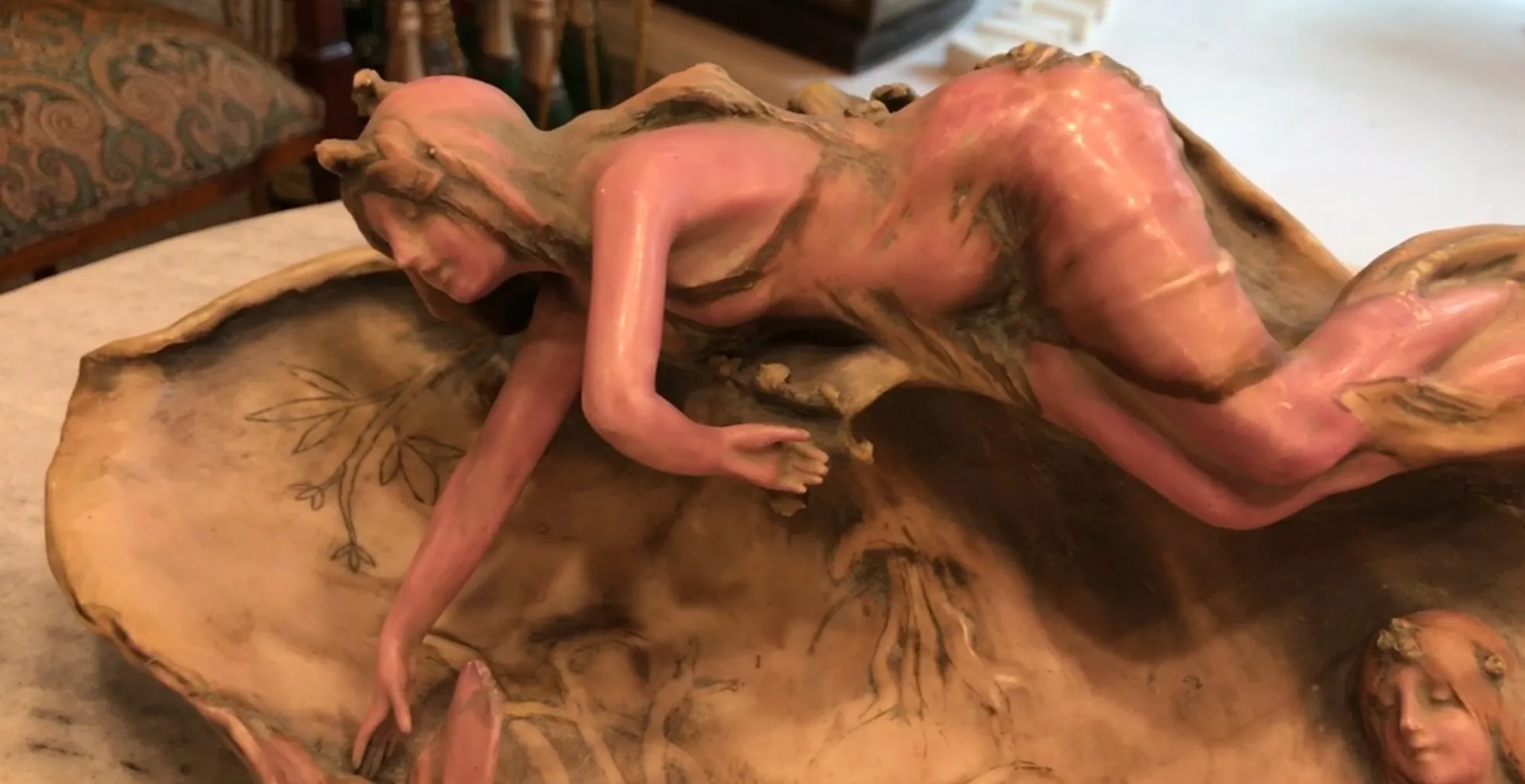 sculptures en porcelaine anciennes avec des détails floraux