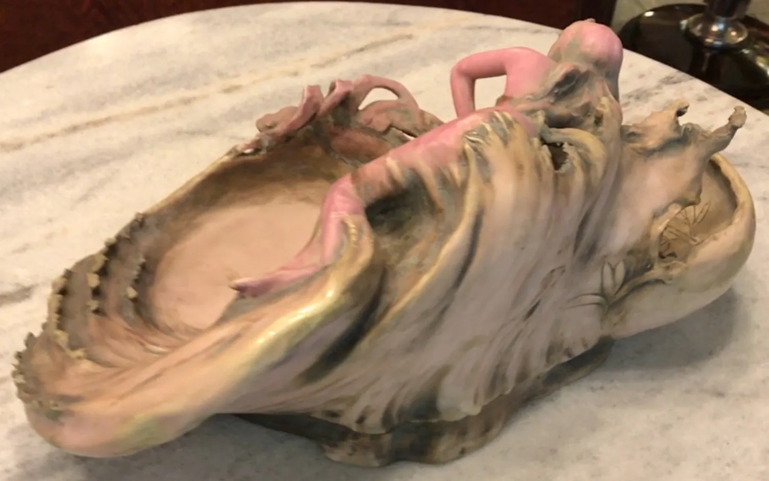 Figura antigua de porcelana con detalles artísticos