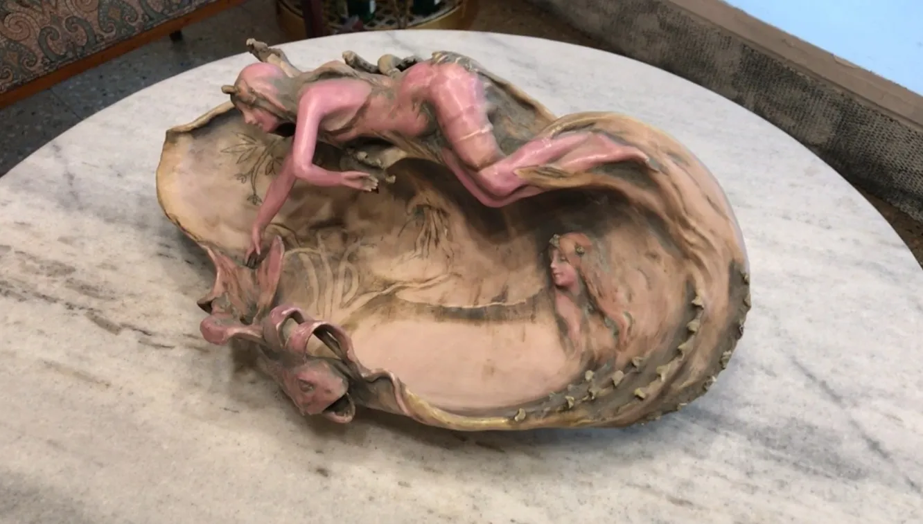 Porcellane antiche con figure decorative in tonalità rosa e beige